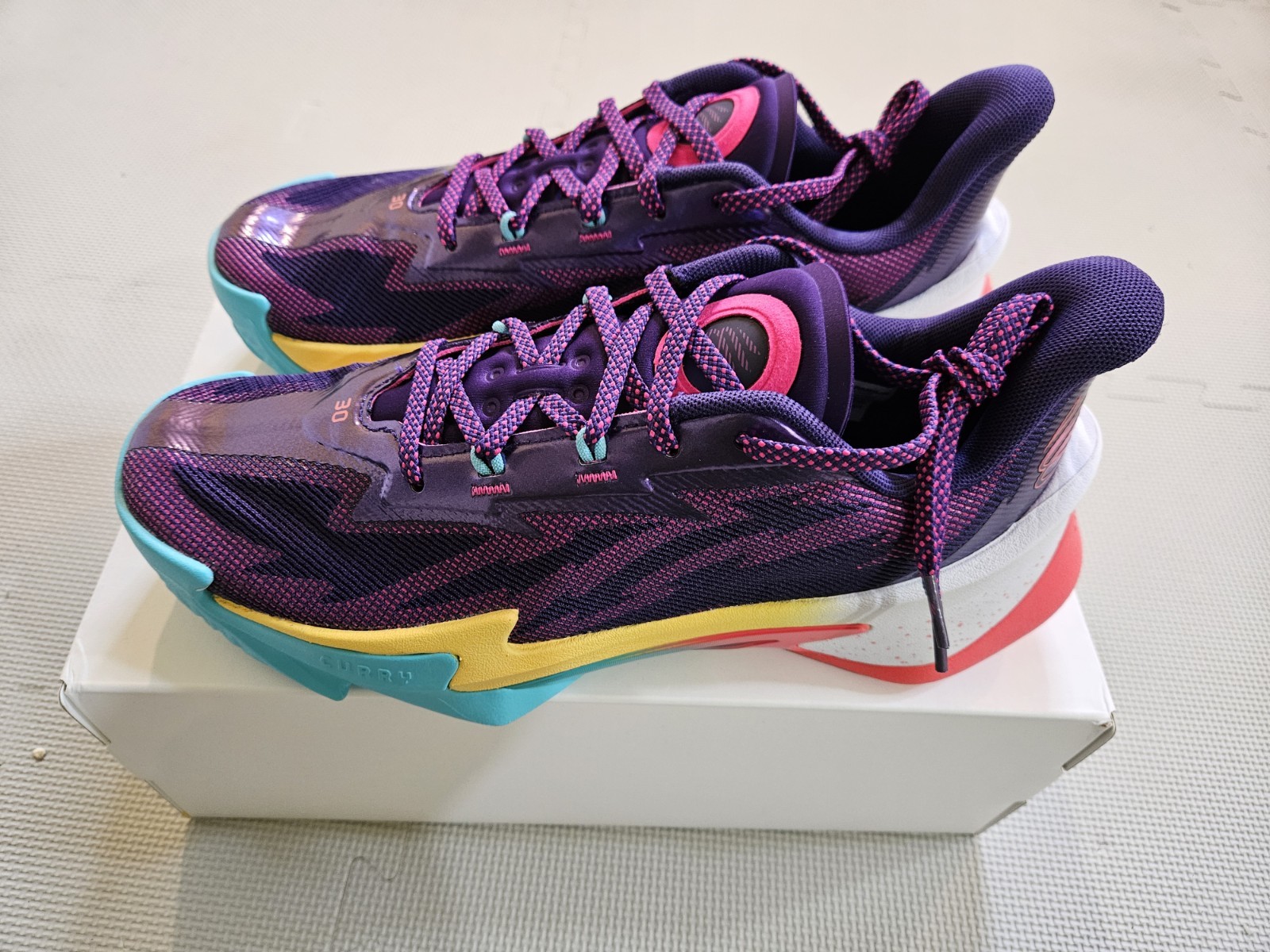Size 10 – Under Armour Curry Series 7 Curry World Tour 3027983-500 Brand New
