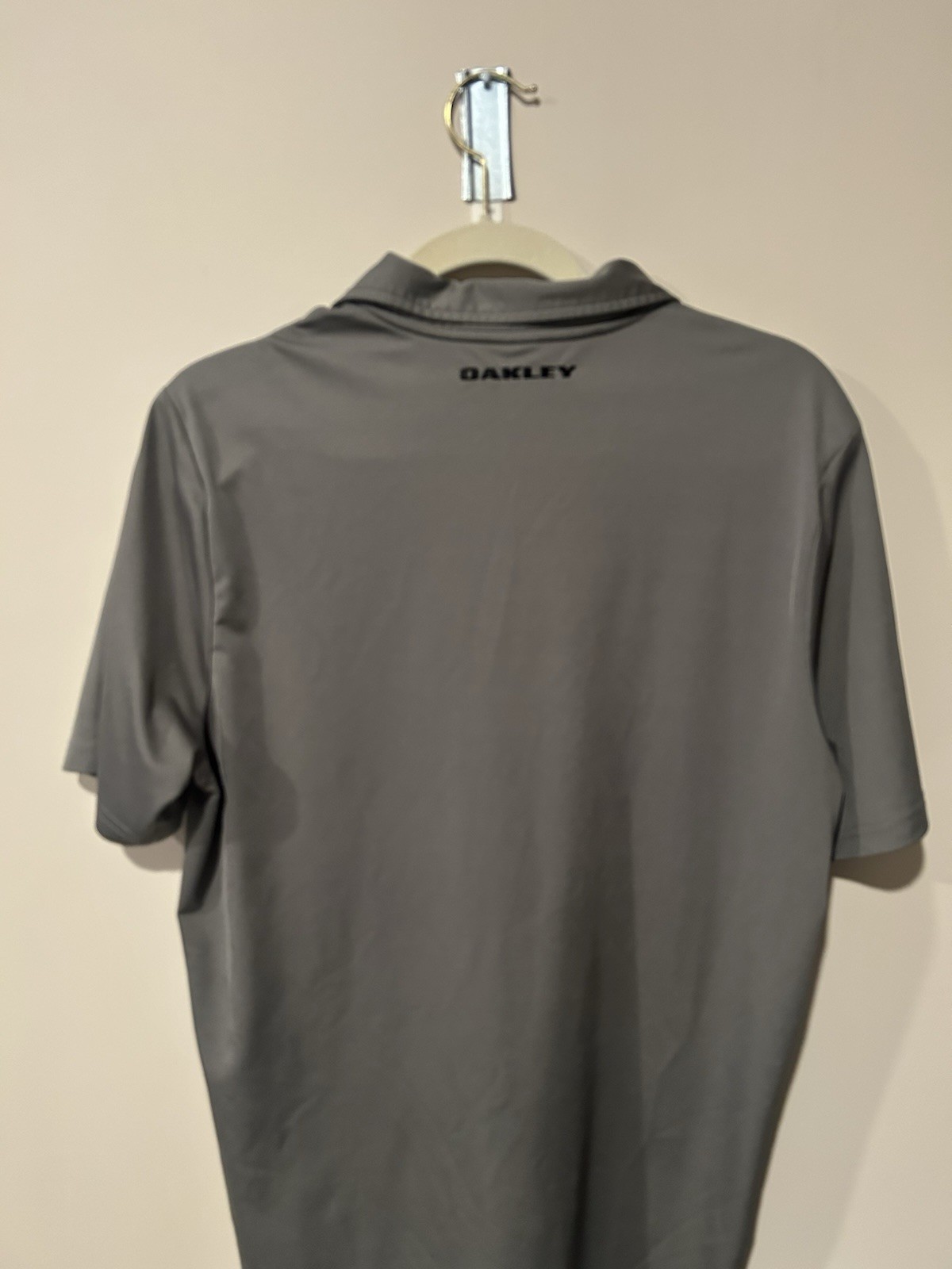 Oakley Men’s M Gray Solid Short Sleeve Collared Logo Polo Button