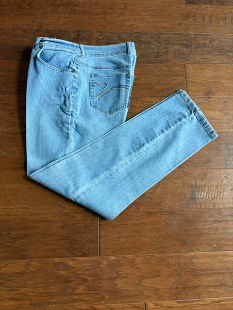 Gloria Vanderbilt Amanda Jeans – Light Wash – Women’s Size 12 – Made in India