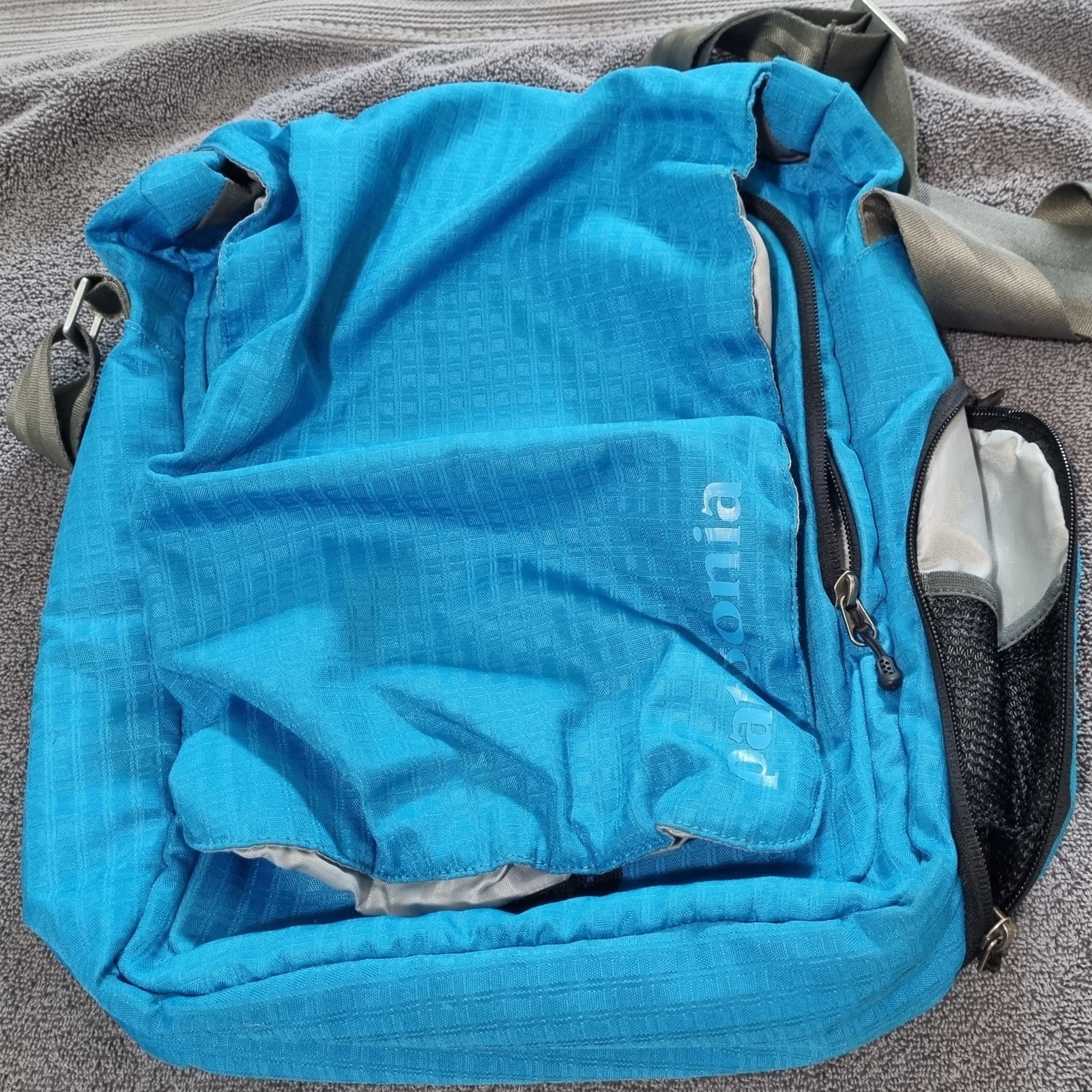 Patagonia Blue Messenger Bag Zip Closure Adjustable Shoulder Strap Pockets OS
