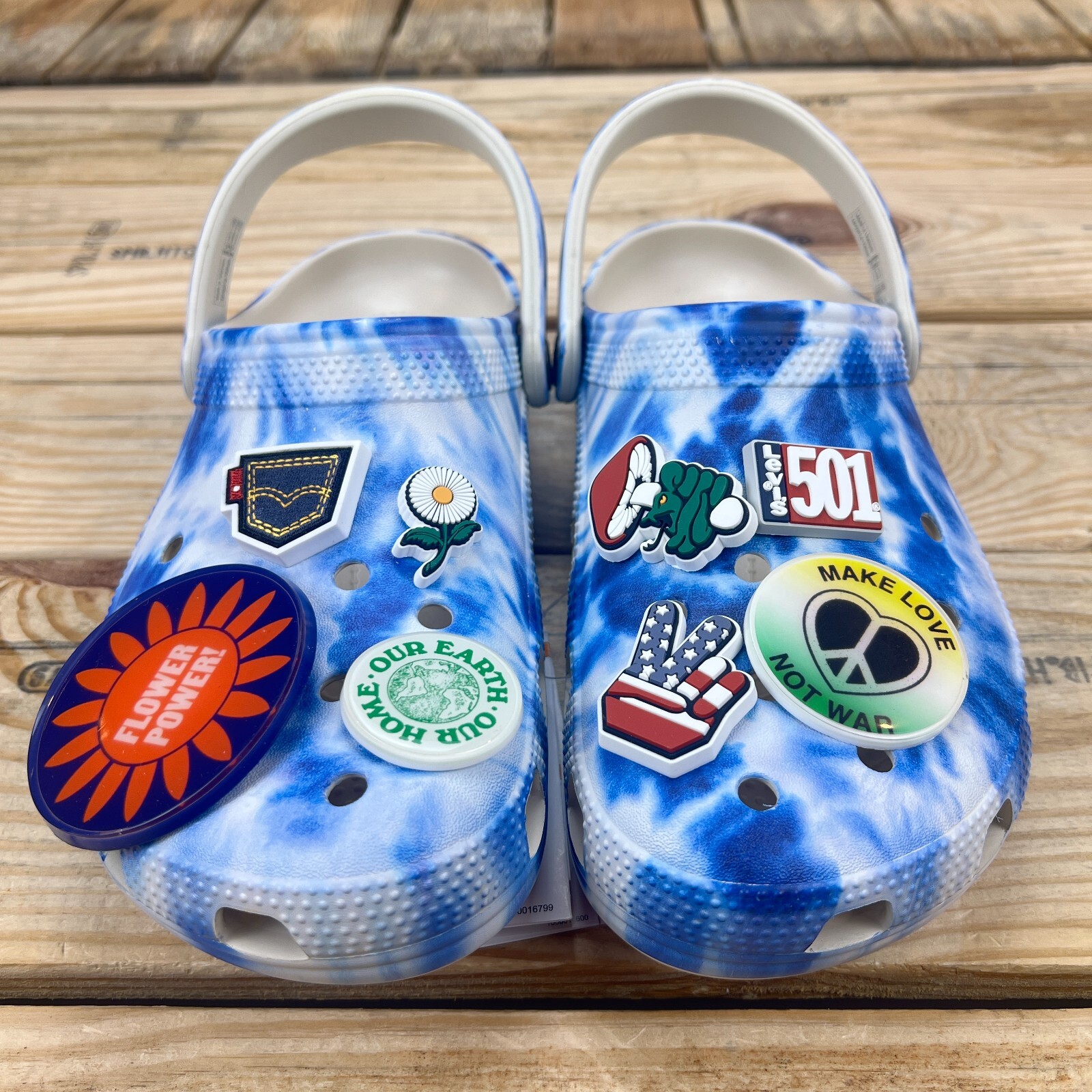 Levi’s x Crocs Unisex-Adult Classic Tie Dye Men’s & Women’s Exclusive Jibbitz