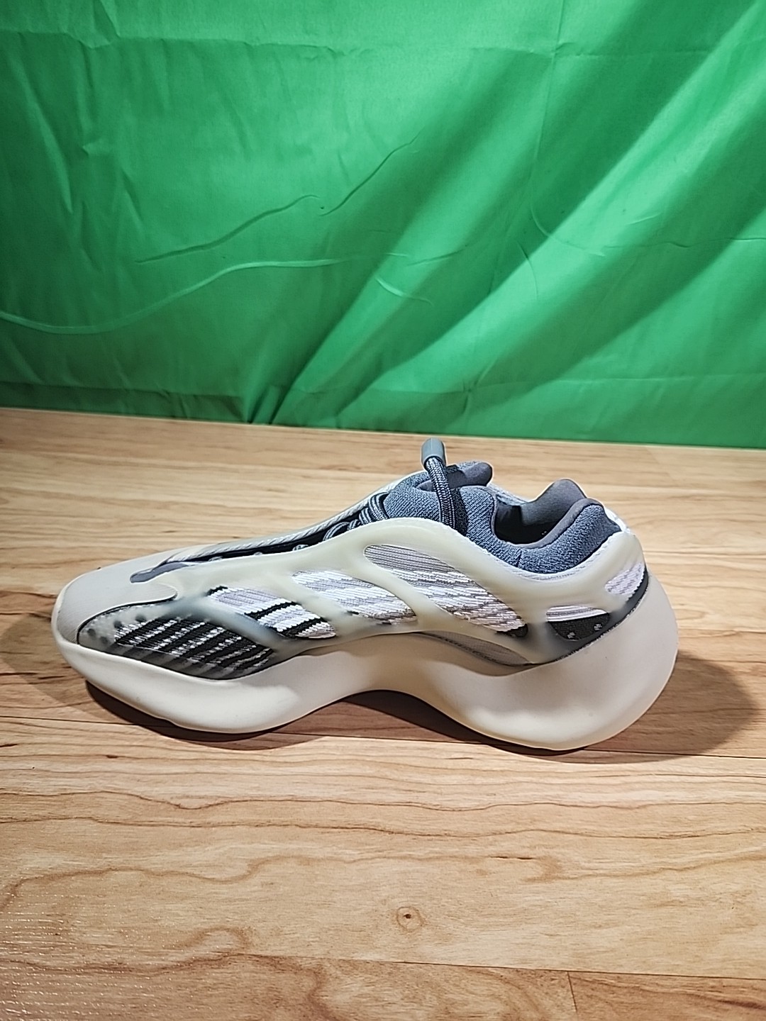 Adidas Yeezy 700 V3 Fade Salt 2022, ID1674, Size 7 Men’s