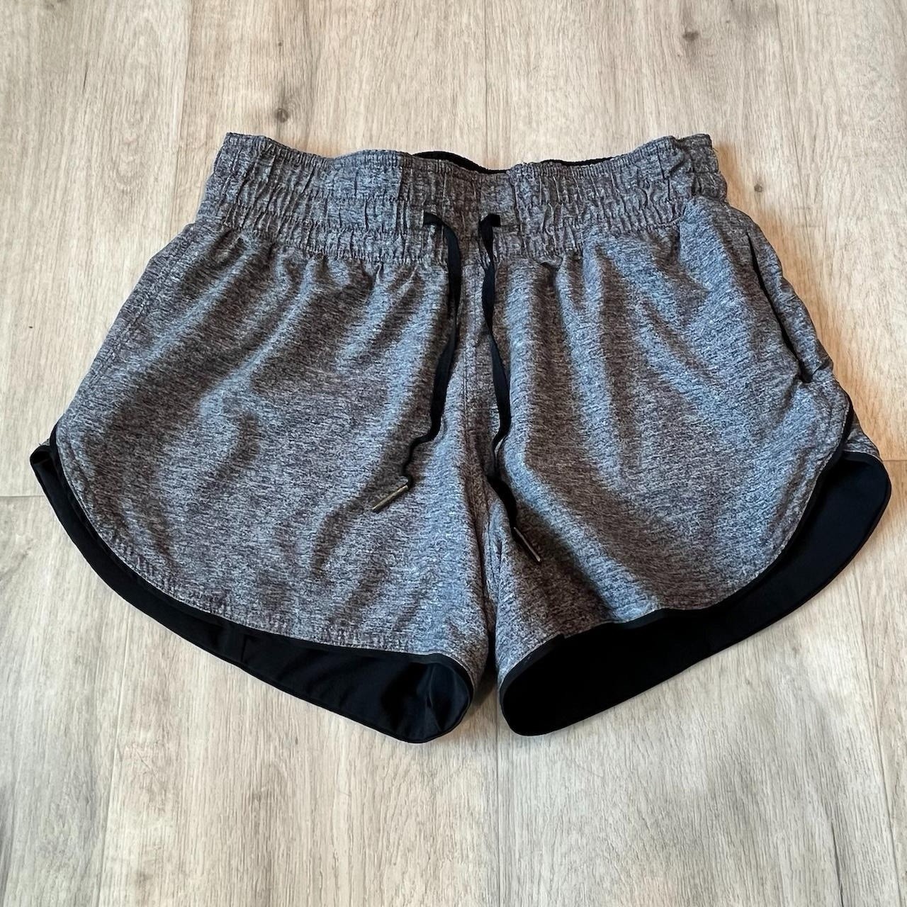 Lululemon Choose a Side Reversible Shorts Black/ Heather Grey Womens Size 2