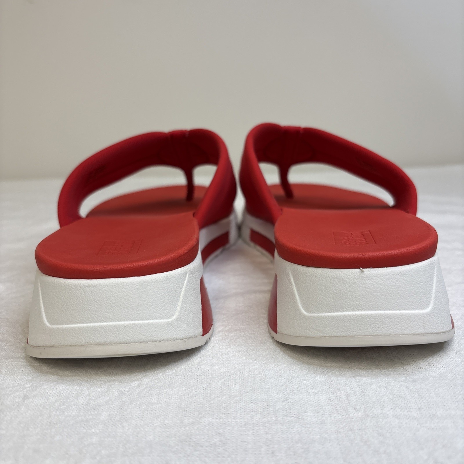 FitFlop Red Thong Sandals Size 8 Microwobbleboard Technology
