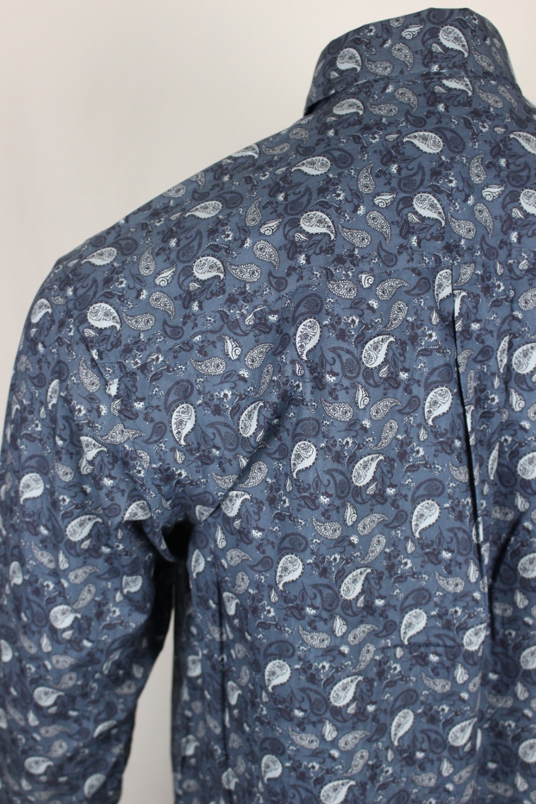 Wrangler Men’s George Strait Relaxed Button Down Long Sleeve Shirt Blue Paisley