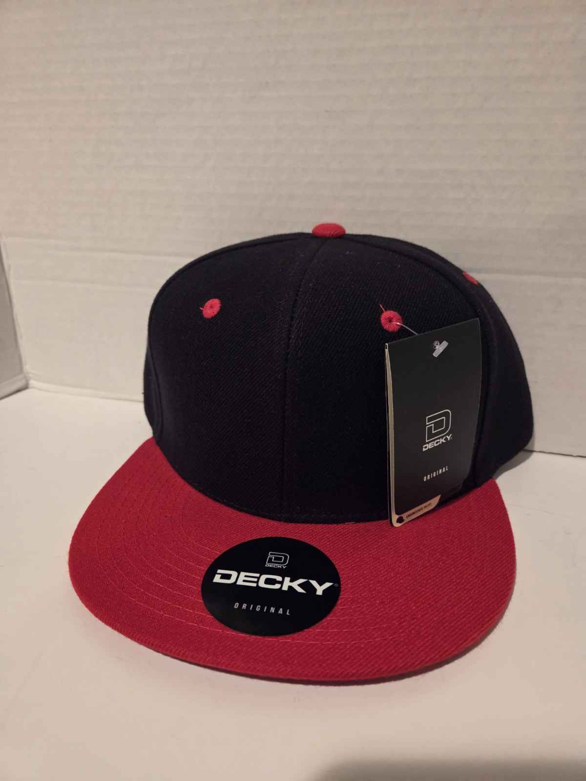 Decky 351 – Blank 2-Tone Snapback Hat, 6 Panel Flat Bill Polyester Black & Red