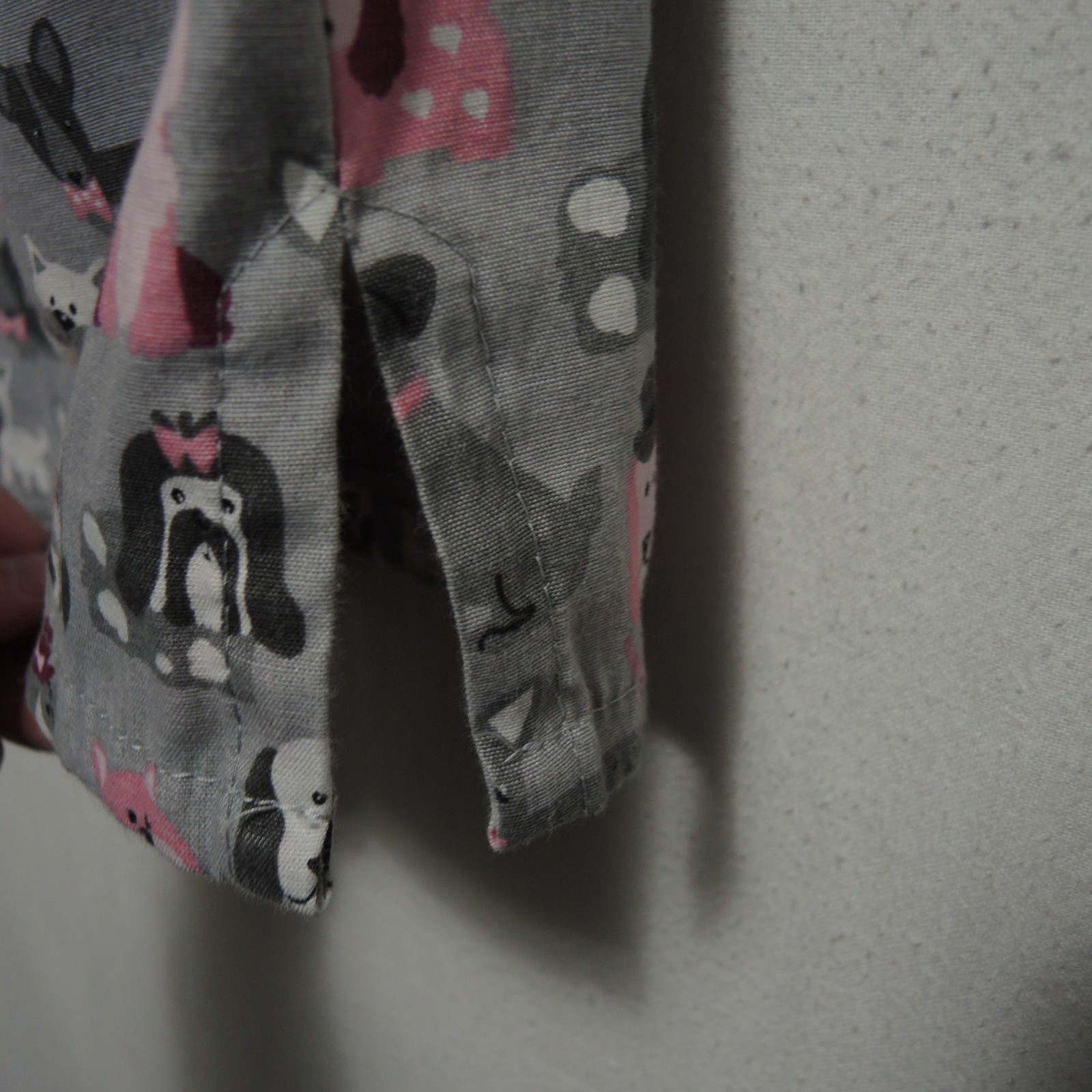 All Over Dog Print Scrub Top Gray & Pink 2 Pockets Ties in Back Size Medium