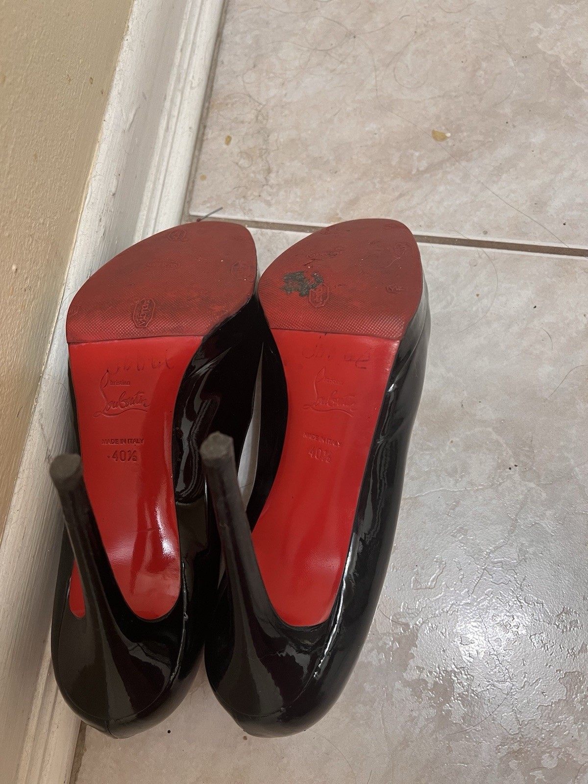 Christian Louboutin Black Patent Leather Pumps Almond Toe EU 40.5 Red Sole