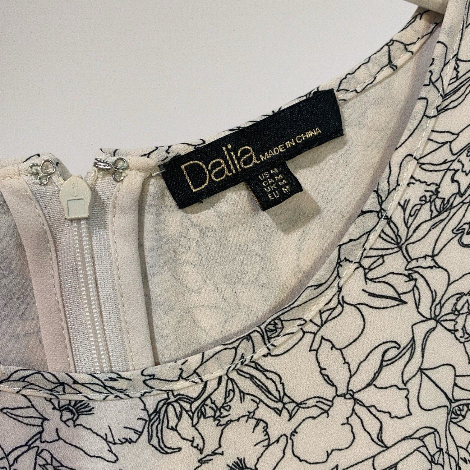 Dalia Womens Floral Sleeveless Layered Top Size Medium Split Back Summer Chic
