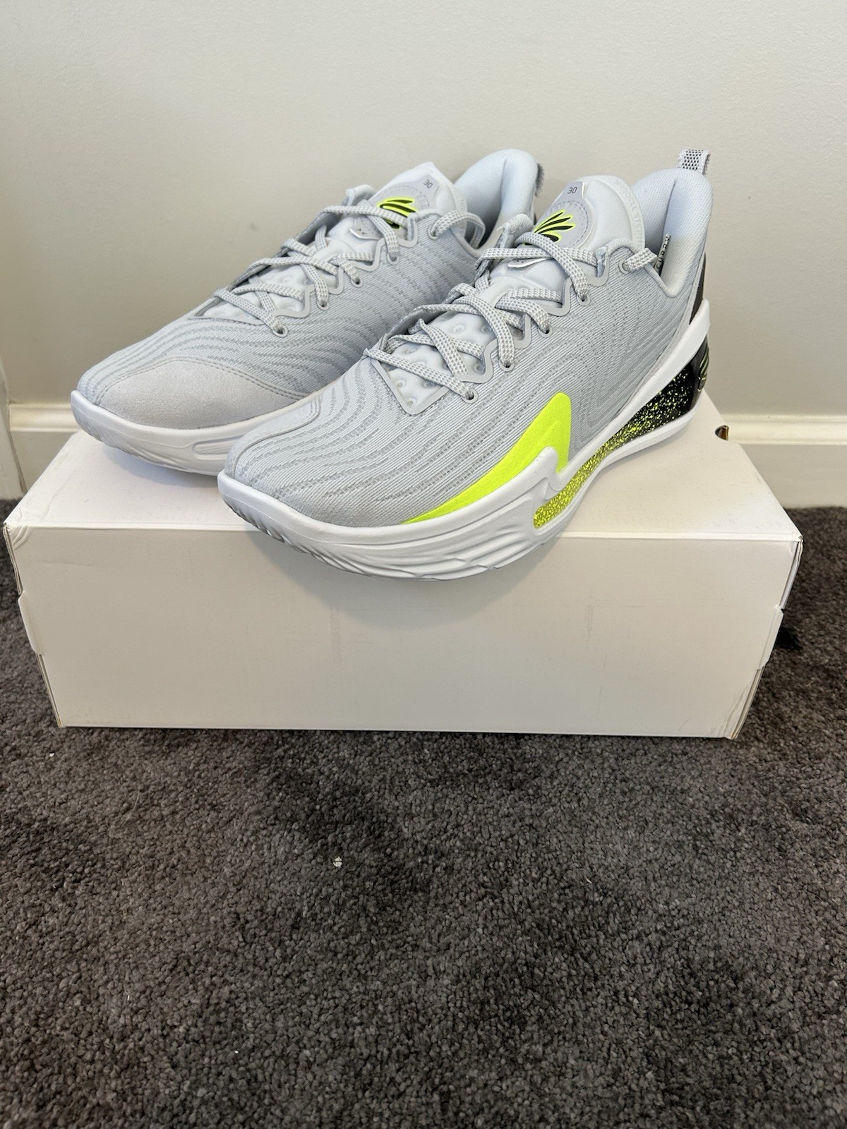 Under Armour Men’s Curry Flow 12 ‘Gravity’ Grey/Black 3027629-100 Size 11.5