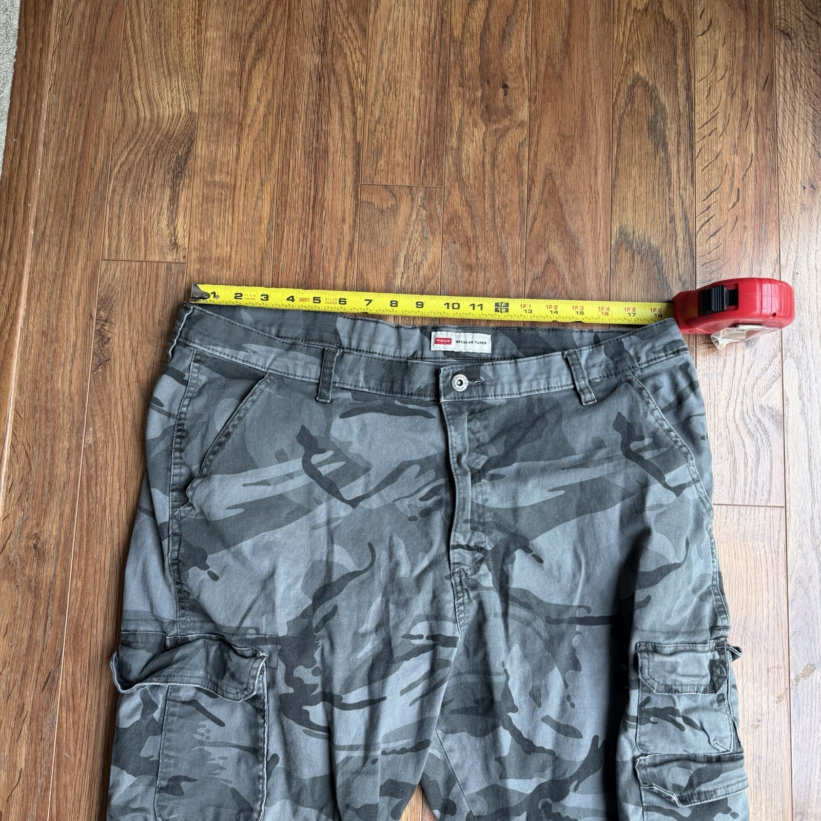 Levi’s Men’s Gray Camo Cargo Pants Straight Regular Fit size 38