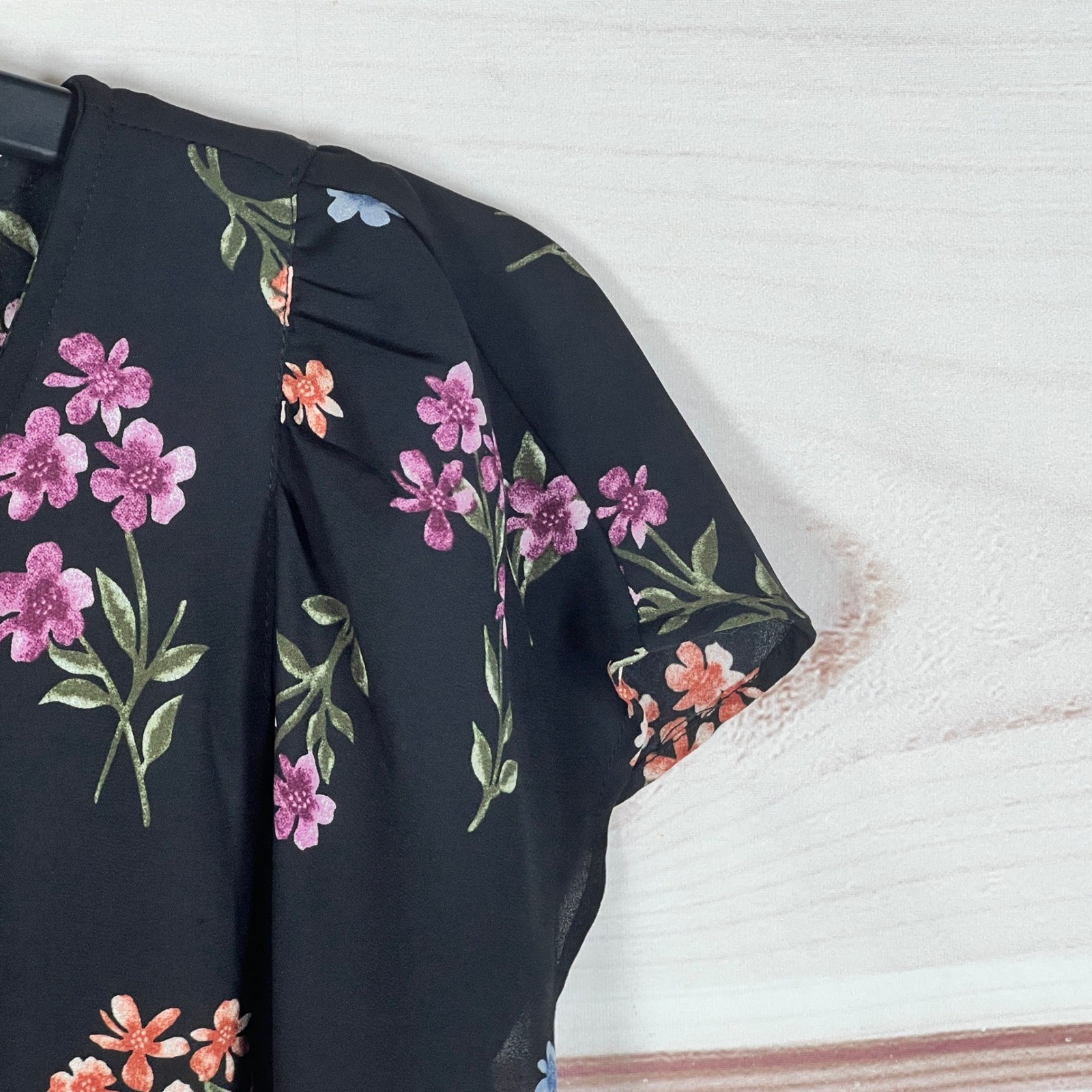 Philosophy Top Womens Medium Black Floral Flutter Sleeve Blouse Chiffon Pullover