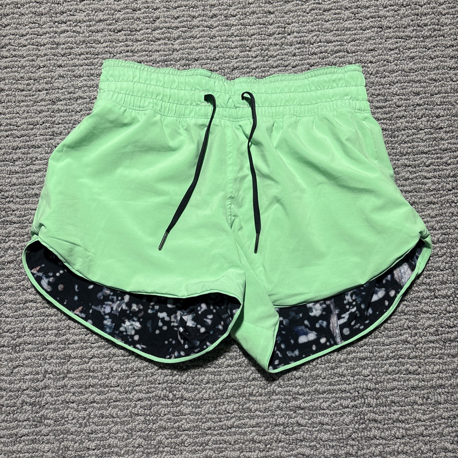 Lululemon Women’s Size 4 Choose a Side Shorts Reversible 3″ Inseam- Drawstring