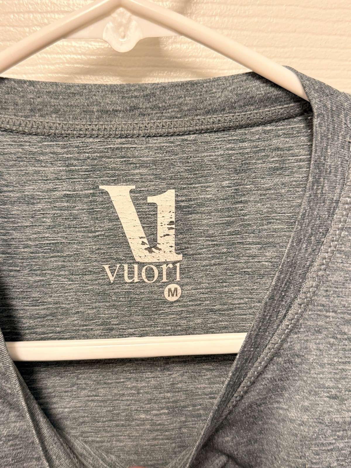 Vuori Men’s M Gray Crew Neck Short Sleeve Pocket Jersey T-Shirt Poly/Spandex