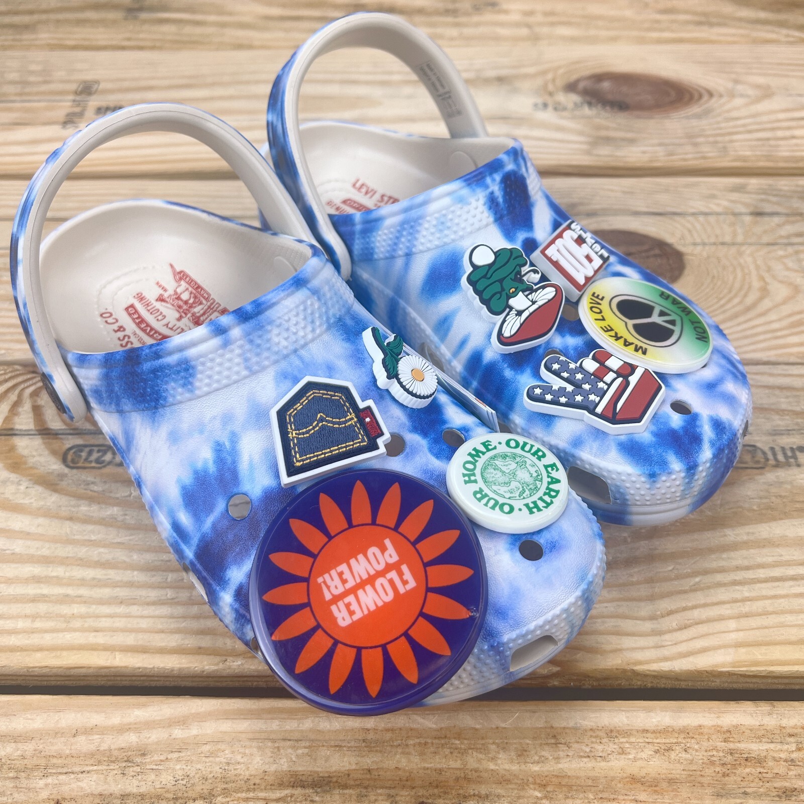 Levi’s x Crocs Unisex-Adult Classic Tie Dye Men’s & Women’s Exclusive Jibbitz