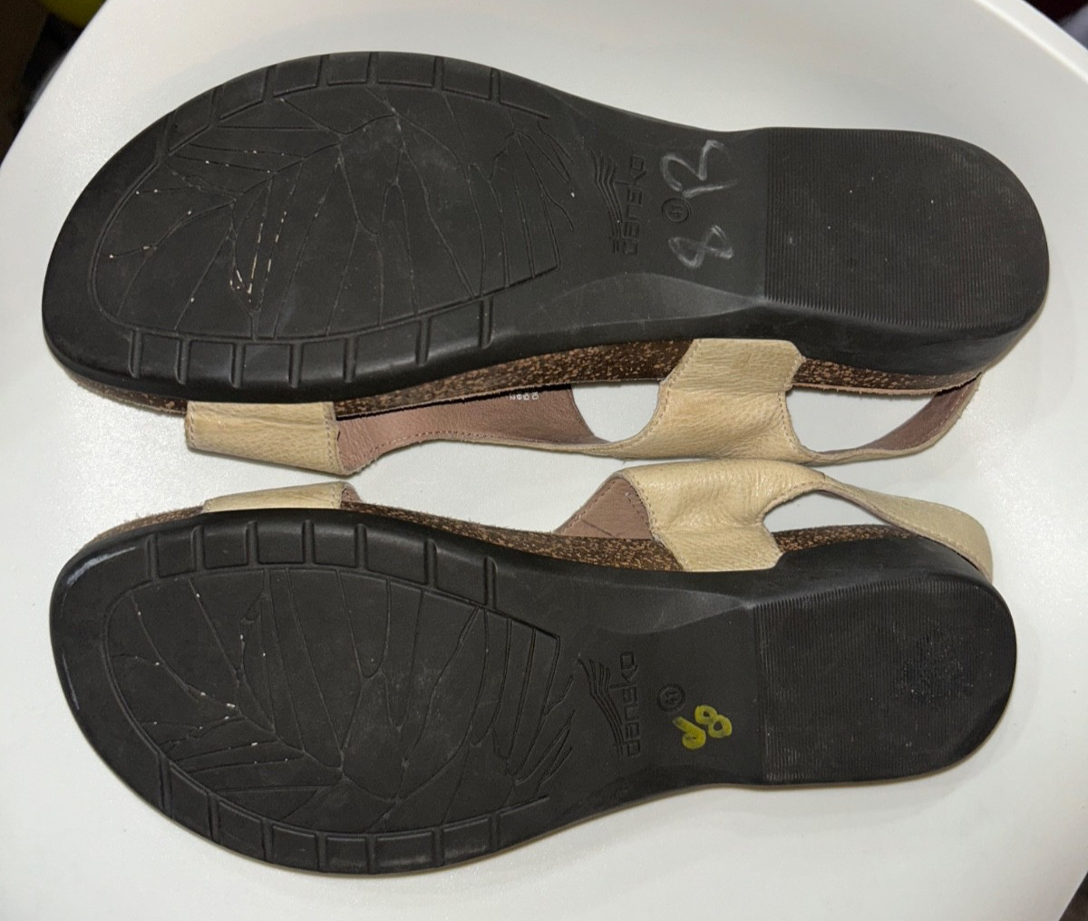 Dansko Reece Women’s Sandals size 41/10 Beige Leather Comfort Flat Thong