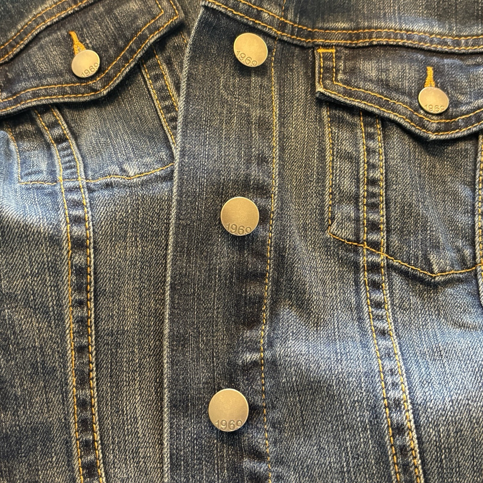Gap 1969 Icon Denim Jacket Nice Blue Wash Size Medium 99% Cotton 1% Spandex