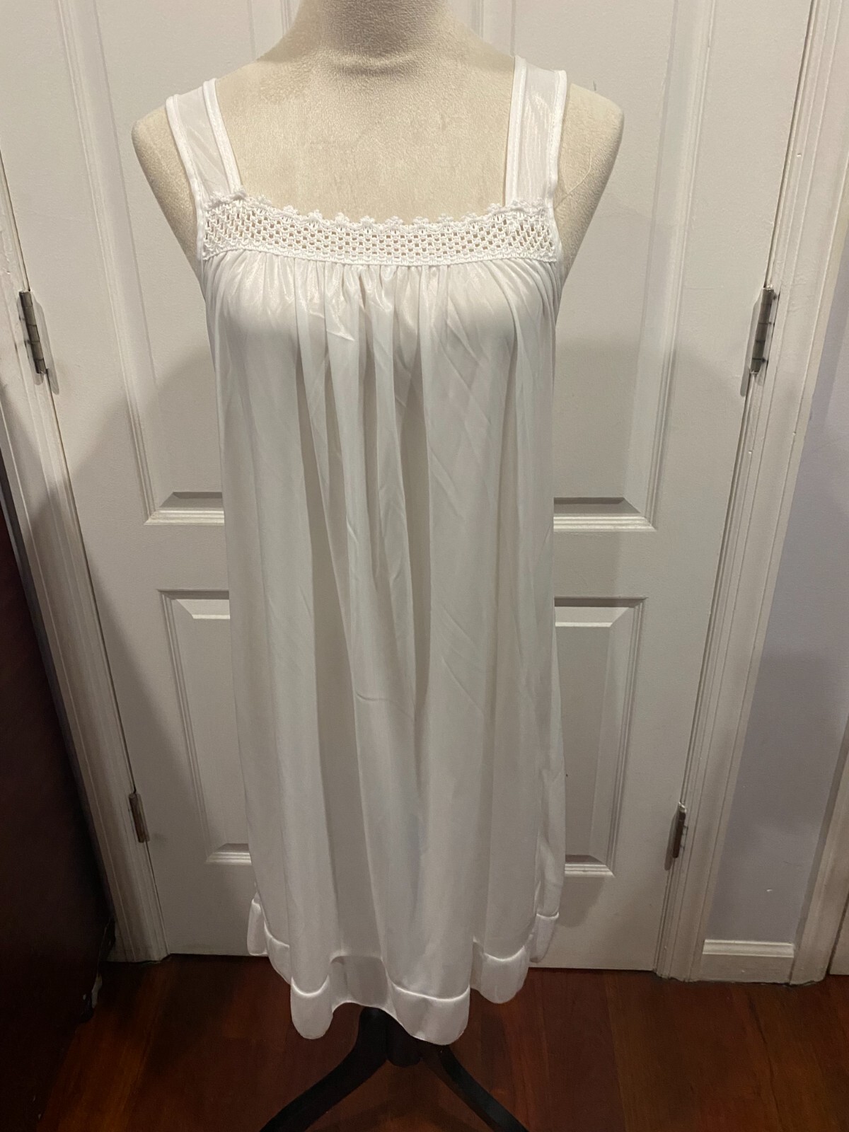 Silky Sleeveless Nightgown w/Robe Embroidery Lace Floral Design White Size XL