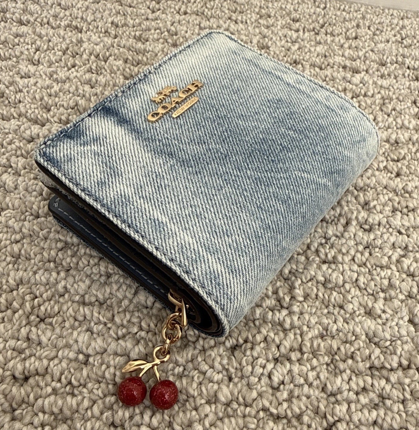 🍒 COACH Snap Wallet In Loved Denim With CHERRIES Charm CEC35 Gold/Light Indigo