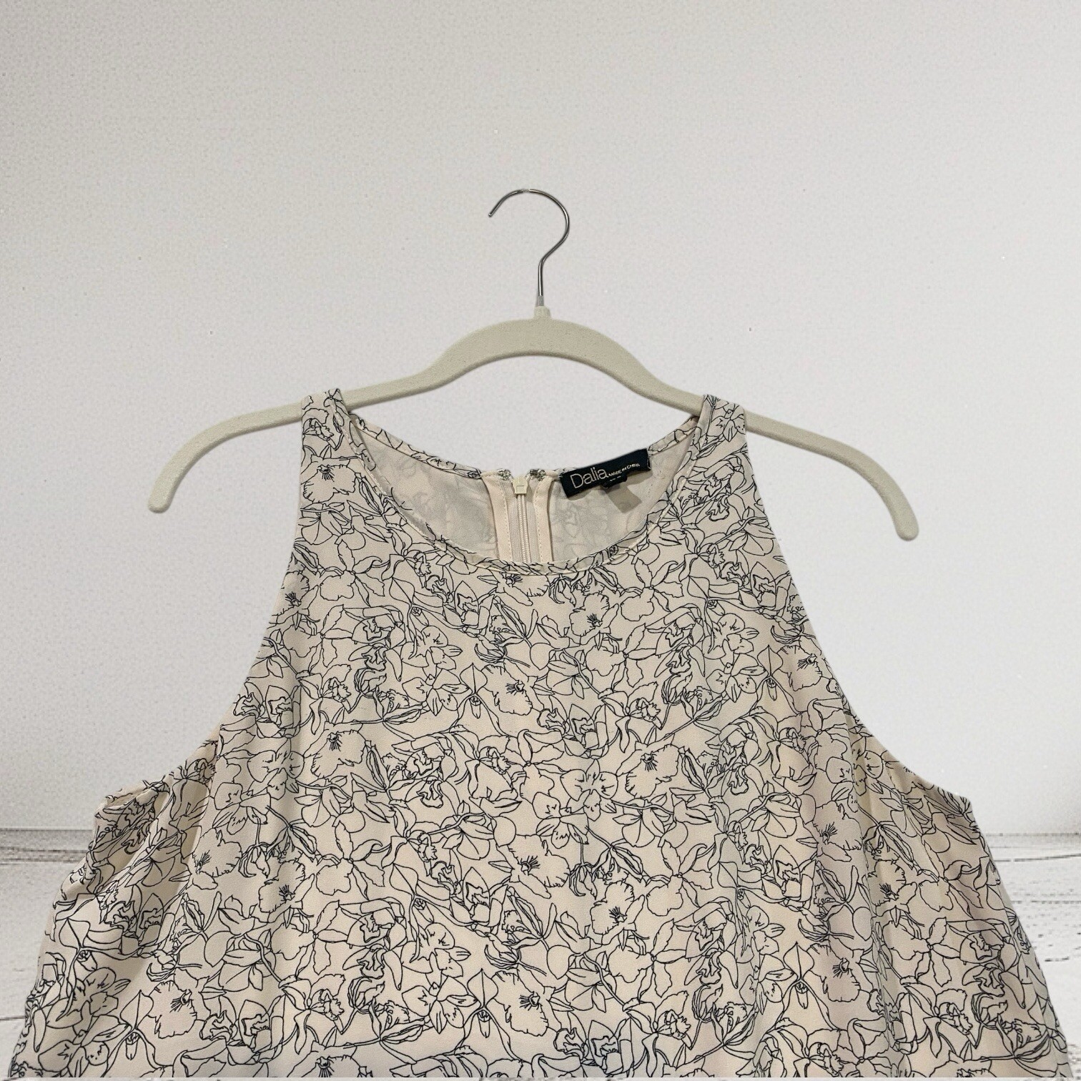 Dalia Womens Floral Sleeveless Layered Top Size Medium Split Back Summer Chic
