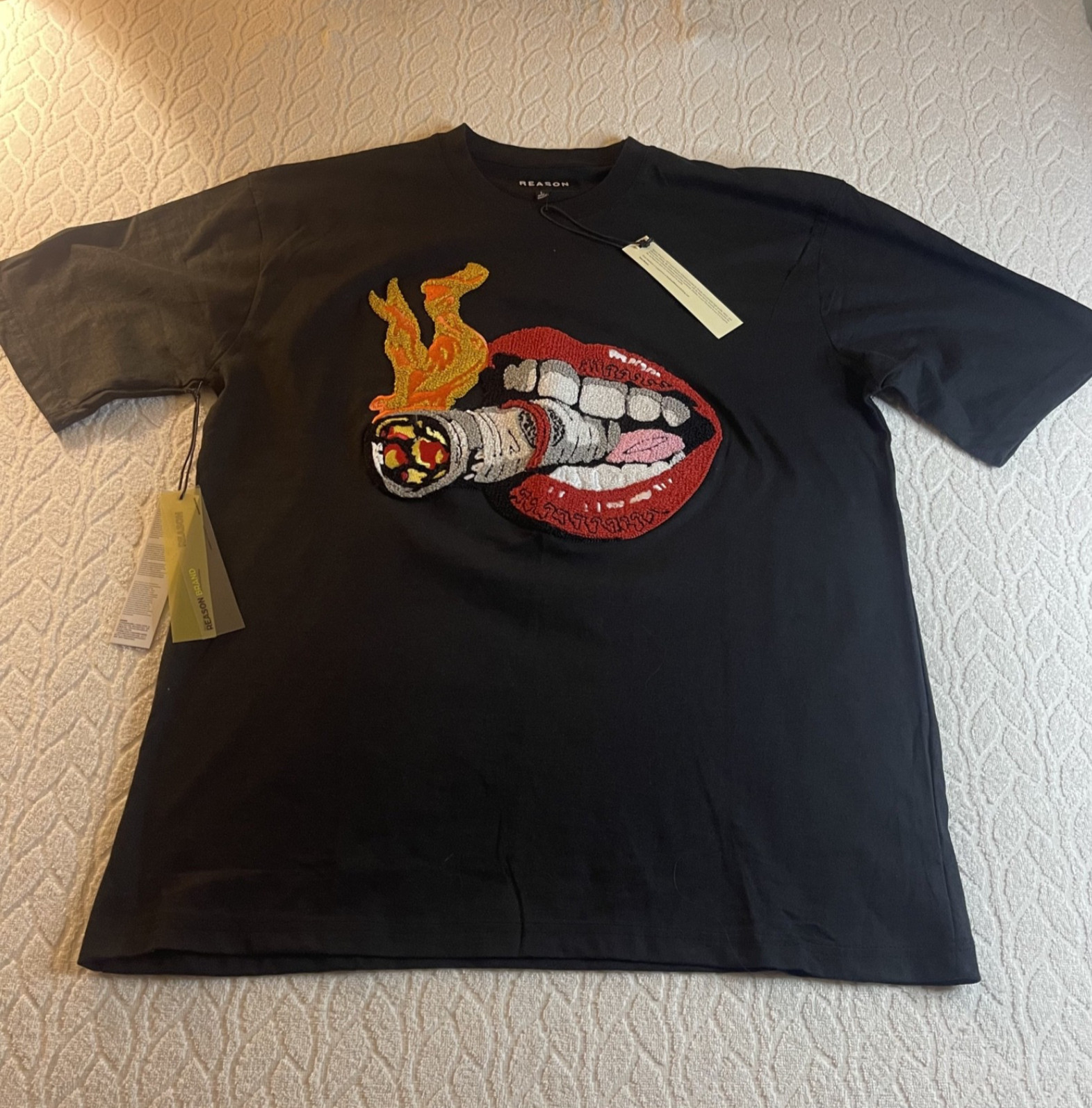REASON Sz LARGE MEN’S GRAPIC T-SHIRT EMBROIDERED RED LIPS W/CIGAR