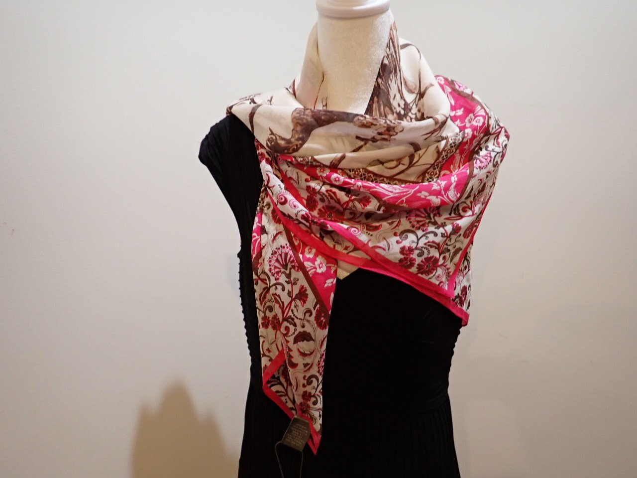Vince Camuto Beautiful 42″x 42′ 100% Silk Scarf