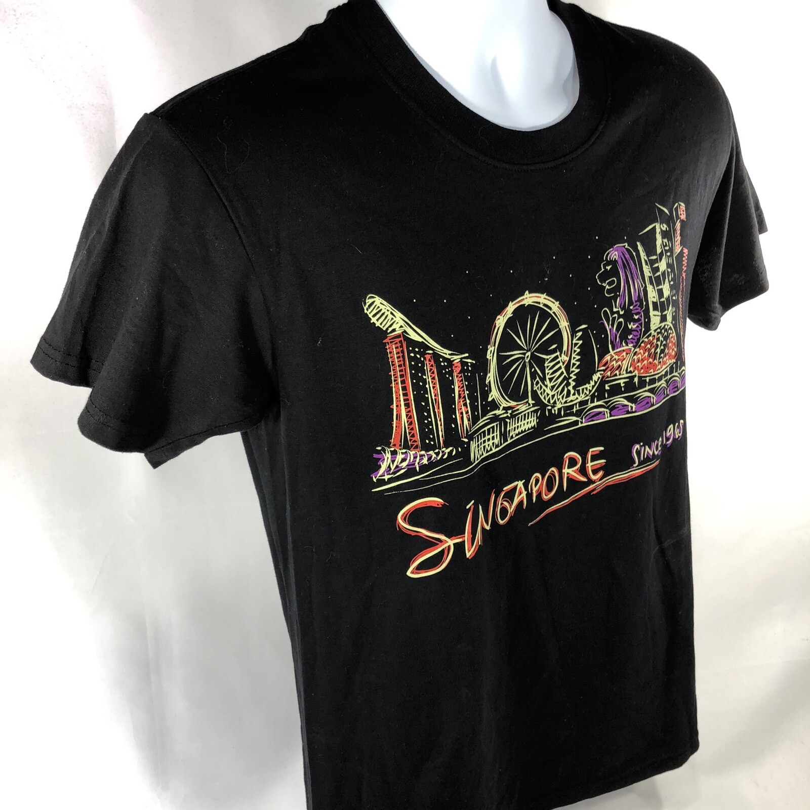 SINGAPORE SHIRT MEDIUM (FITS SMALL) BLACK SHORT SLEEVE GRAPHIC LOGO TEE