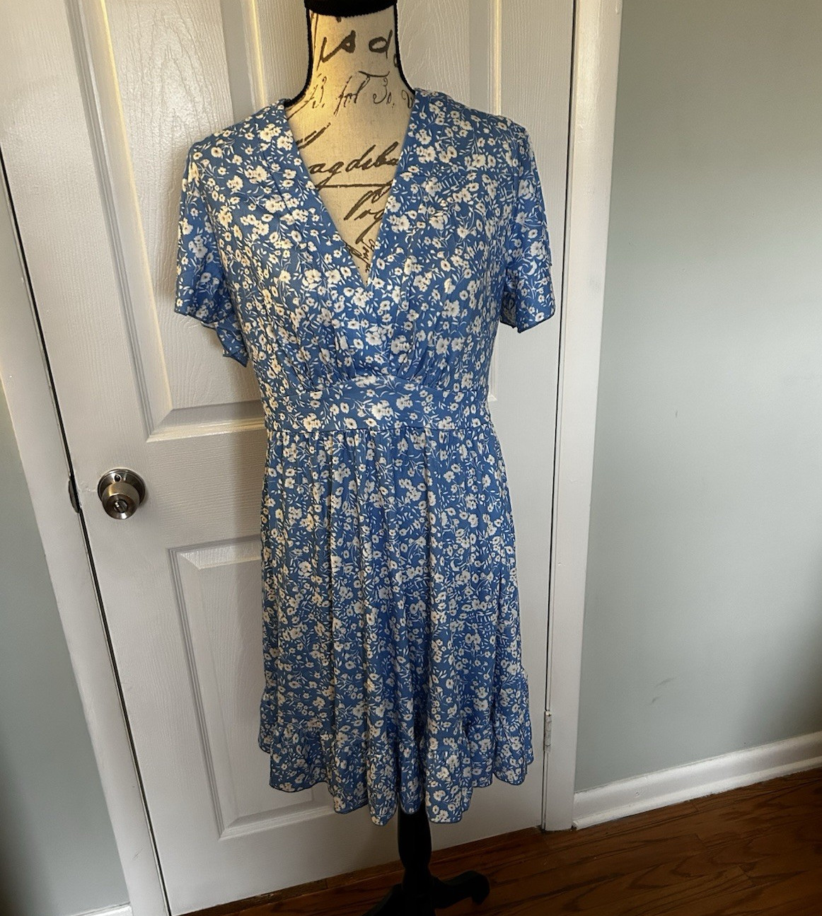 Women’s L Fit & Flare Knee-Length Dress V-Neck Flutter Sleeve Blue Floral