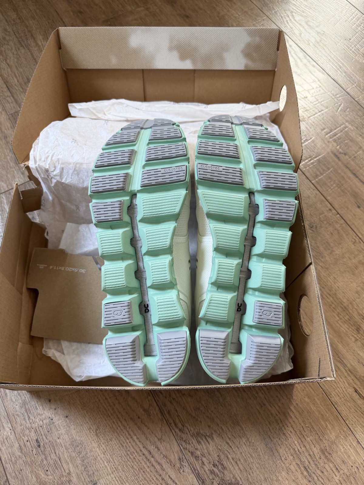New In Box Women’s ON Cloud 5 White/Creek Size 8