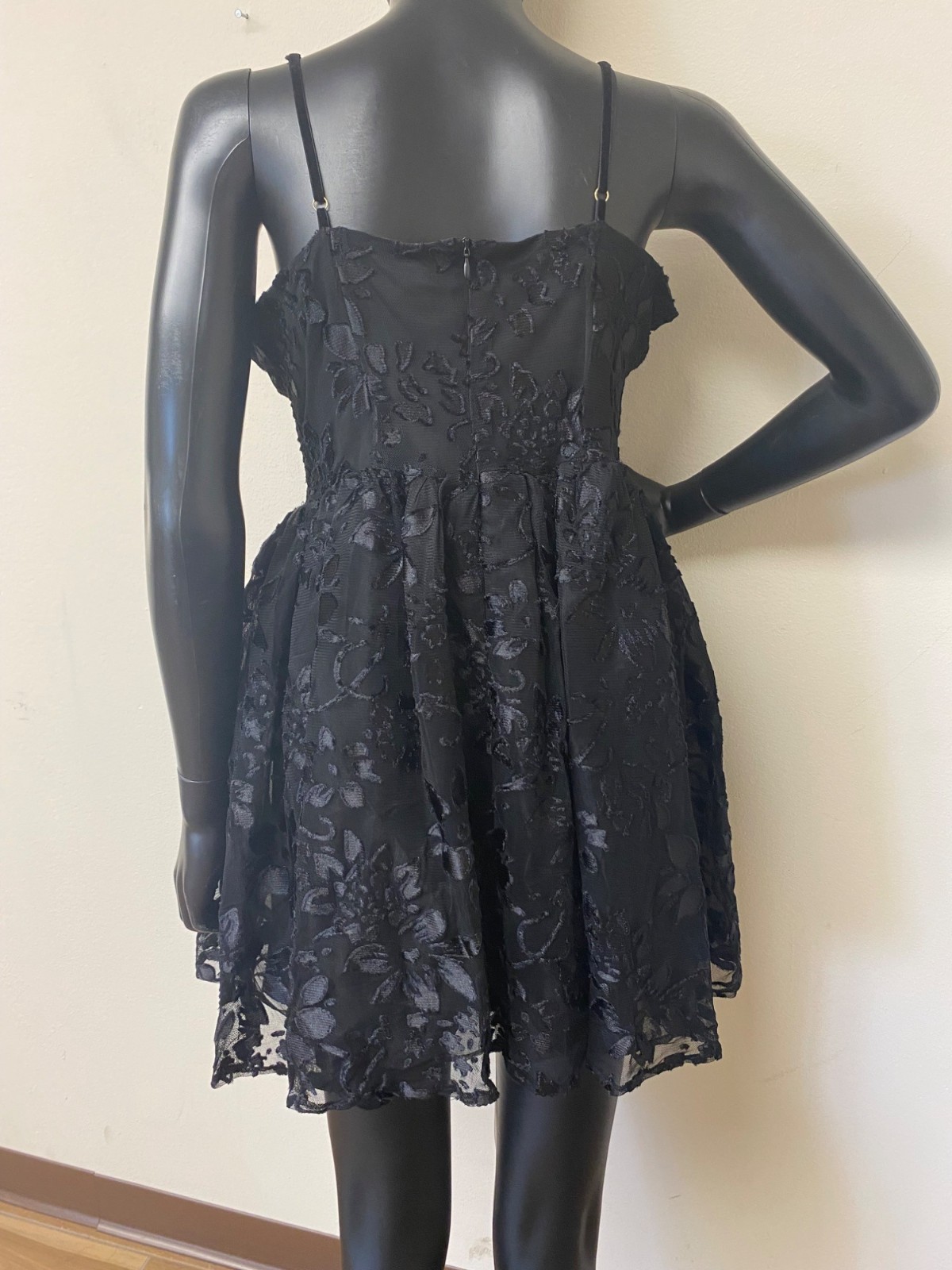 Betsey Johnson Women’s Black Sleeveless Floral Print Lucia Mini Dress Size M NWT