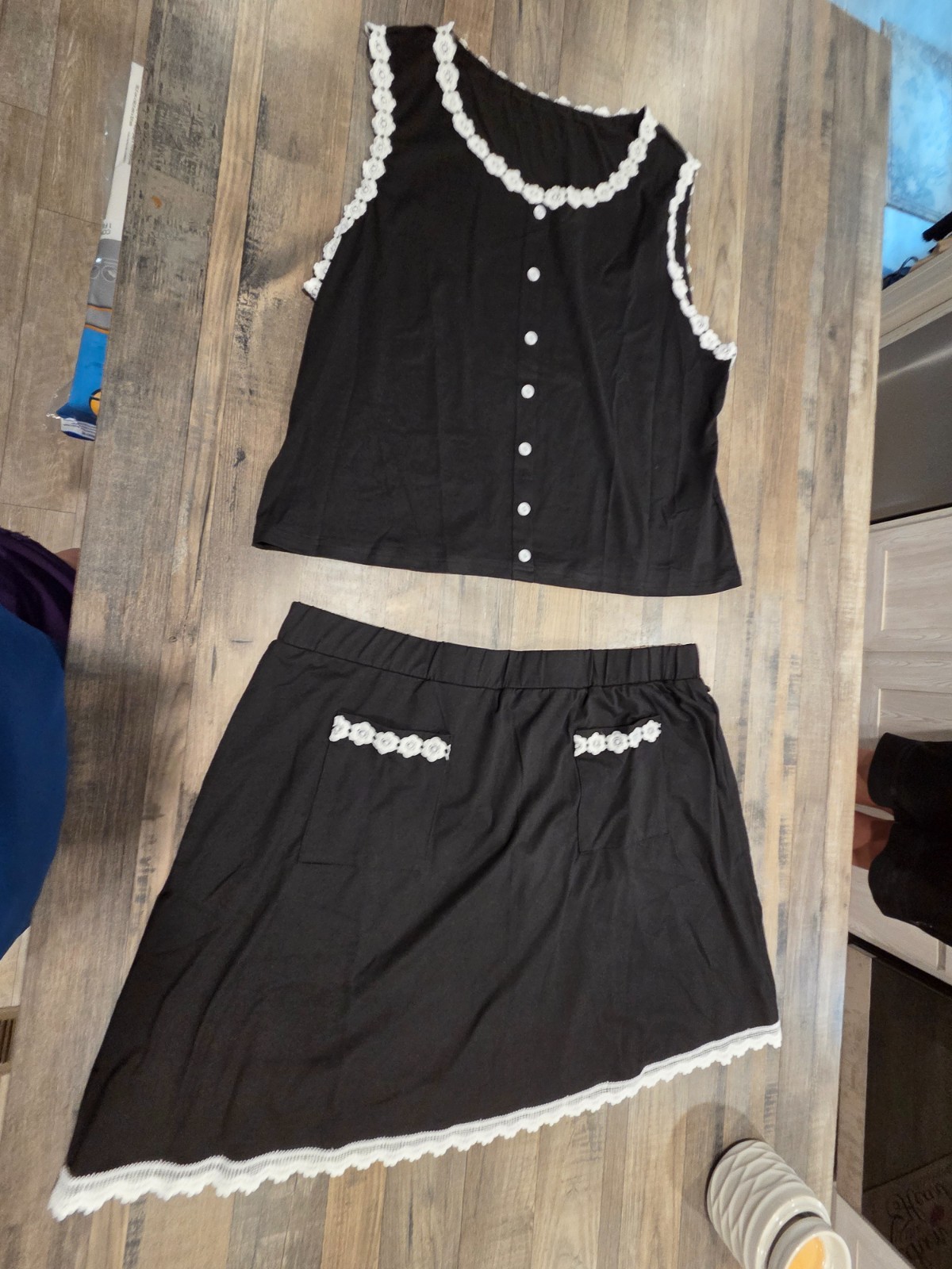 Fantastic, frilly Summer skirt set! Cute, but professional. Knee Length size18