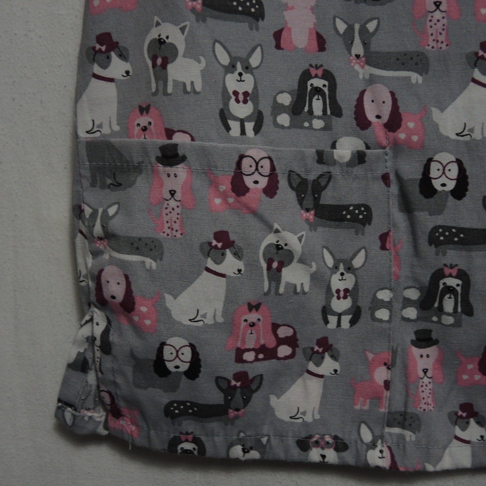 All Over Dog Print Scrub Top Gray & Pink 2 Pockets Ties in Back Size Medium