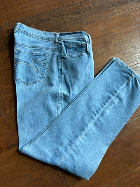 Gloria Vanderbilt Amanda Jeans – Light Wash – Women’s Size 12 – Made in India