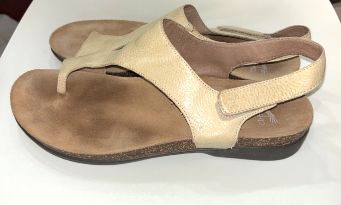 Dansko Reece Women’s Sandals size 41/10 Beige Leather Comfort Flat Thong