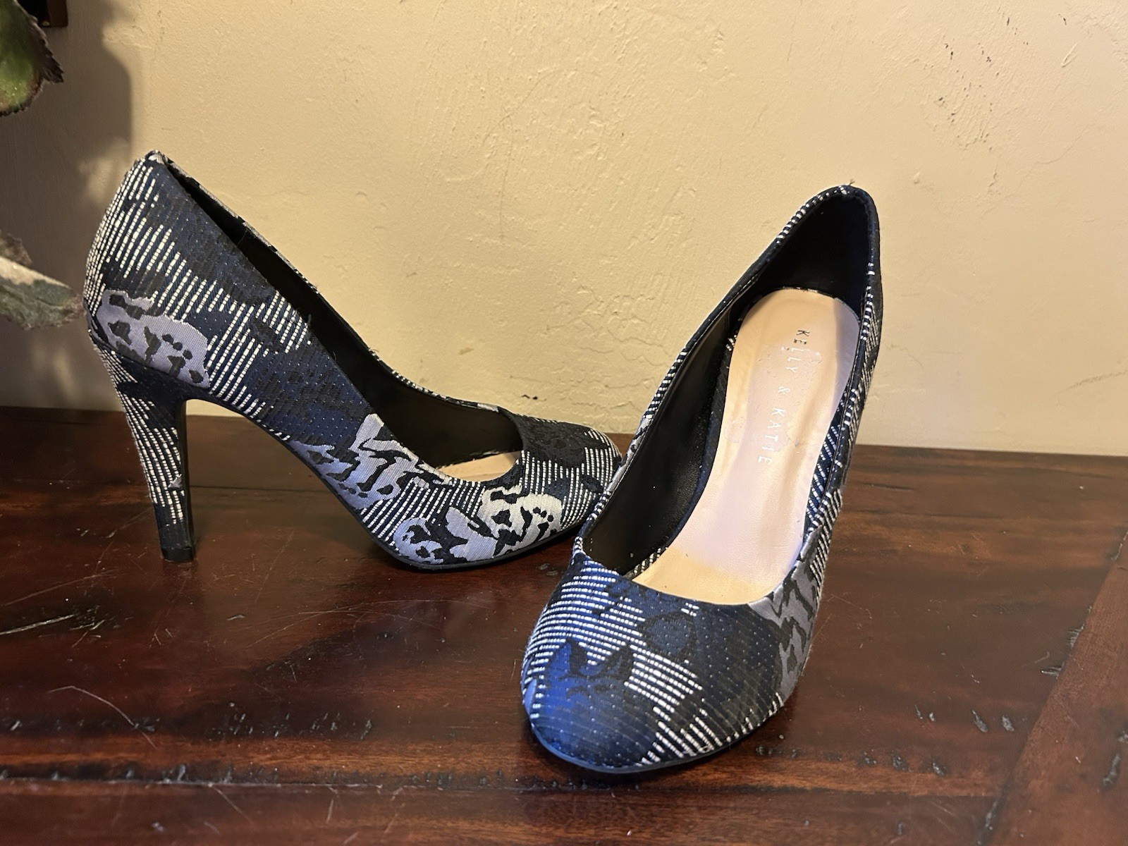 New Kelly & Katie “Larrissa” 4″ heels Shoes~Navy & Silver~Size 7.5M