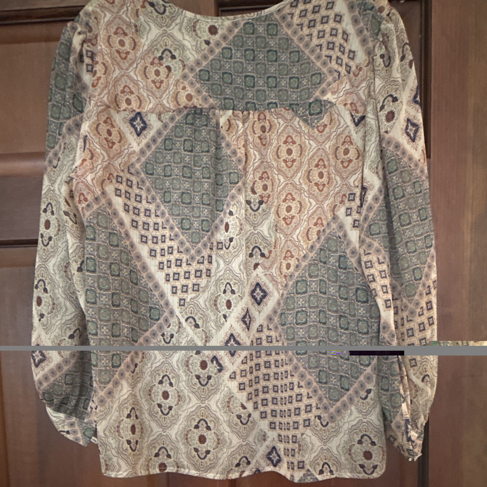 Johnny was Multicolor Geometric V-Neck Button Front 3/4 Roll Tab Blouse, L
