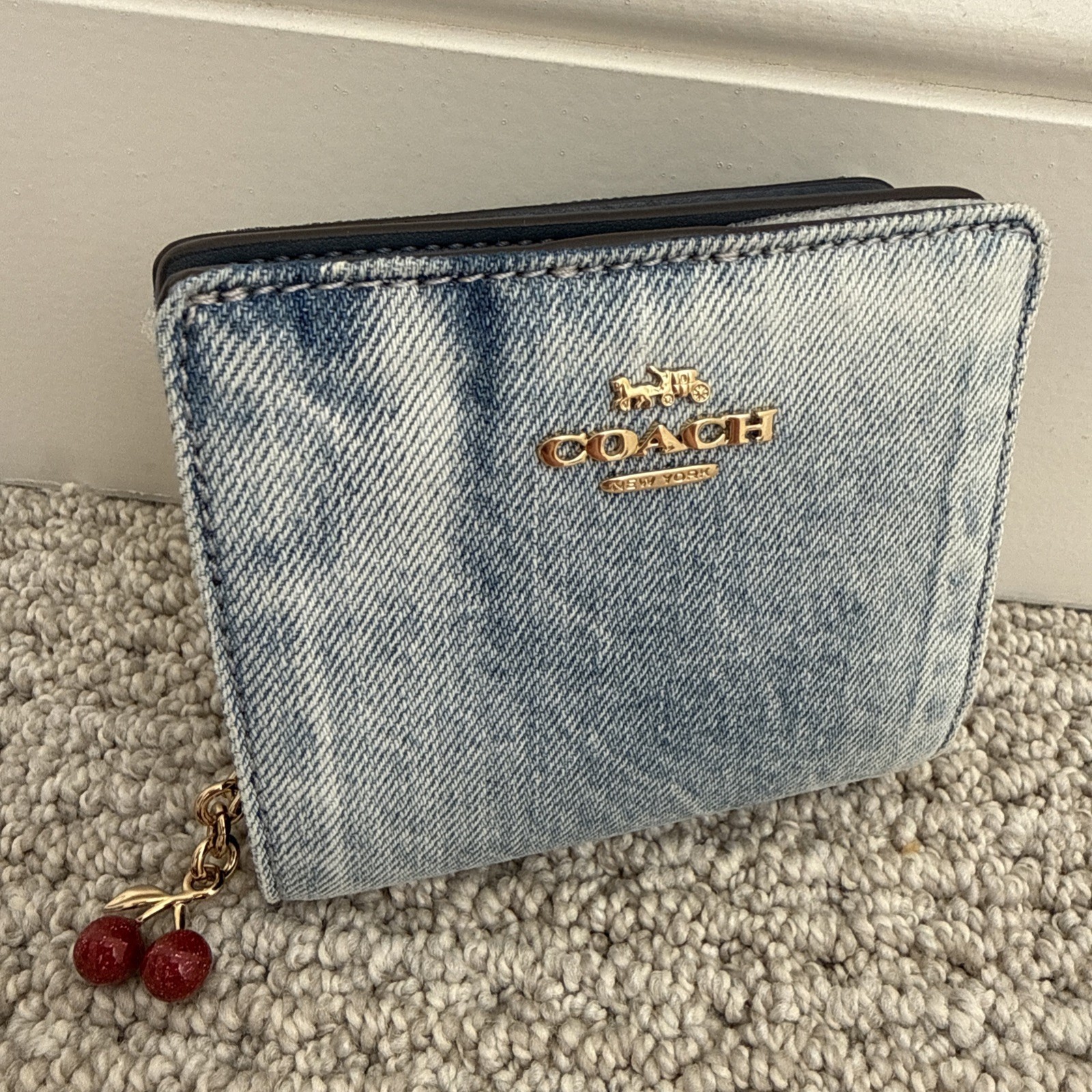 🍒 COACH Snap Wallet In Loved Denim With CHERRIES Charm CEC35 Gold/Light Indigo