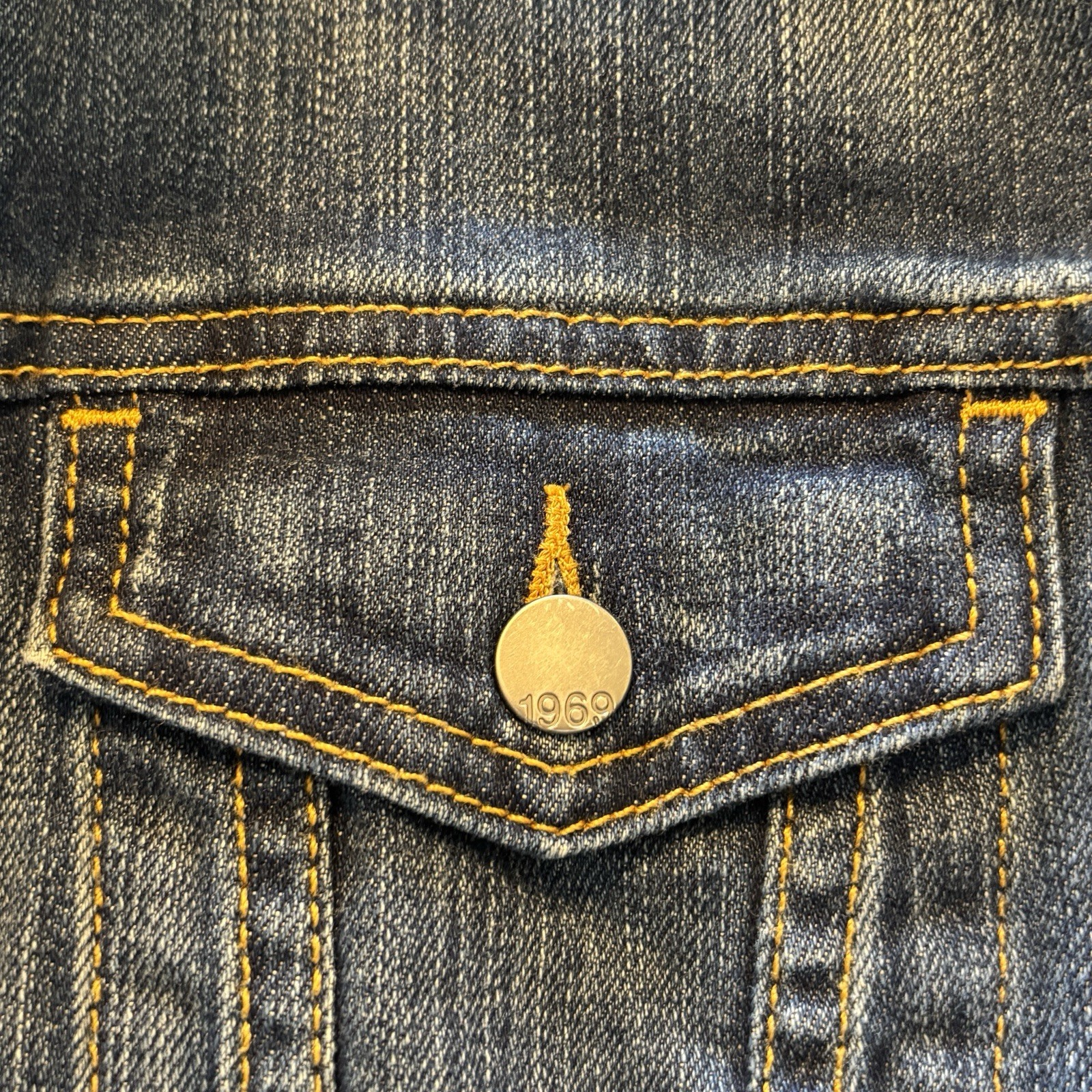 Gap 1969 Icon Denim Jacket Nice Blue Wash Size Medium 99% Cotton 1% Spandex