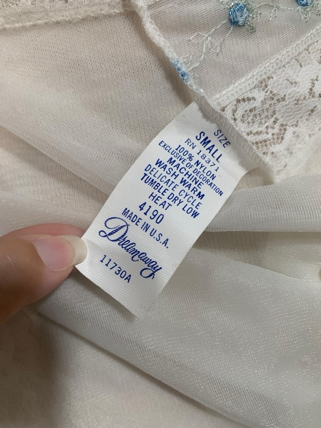 Vntg 70’s Dreamaway White Robe and nightgown with Blue Embroidery, Size S