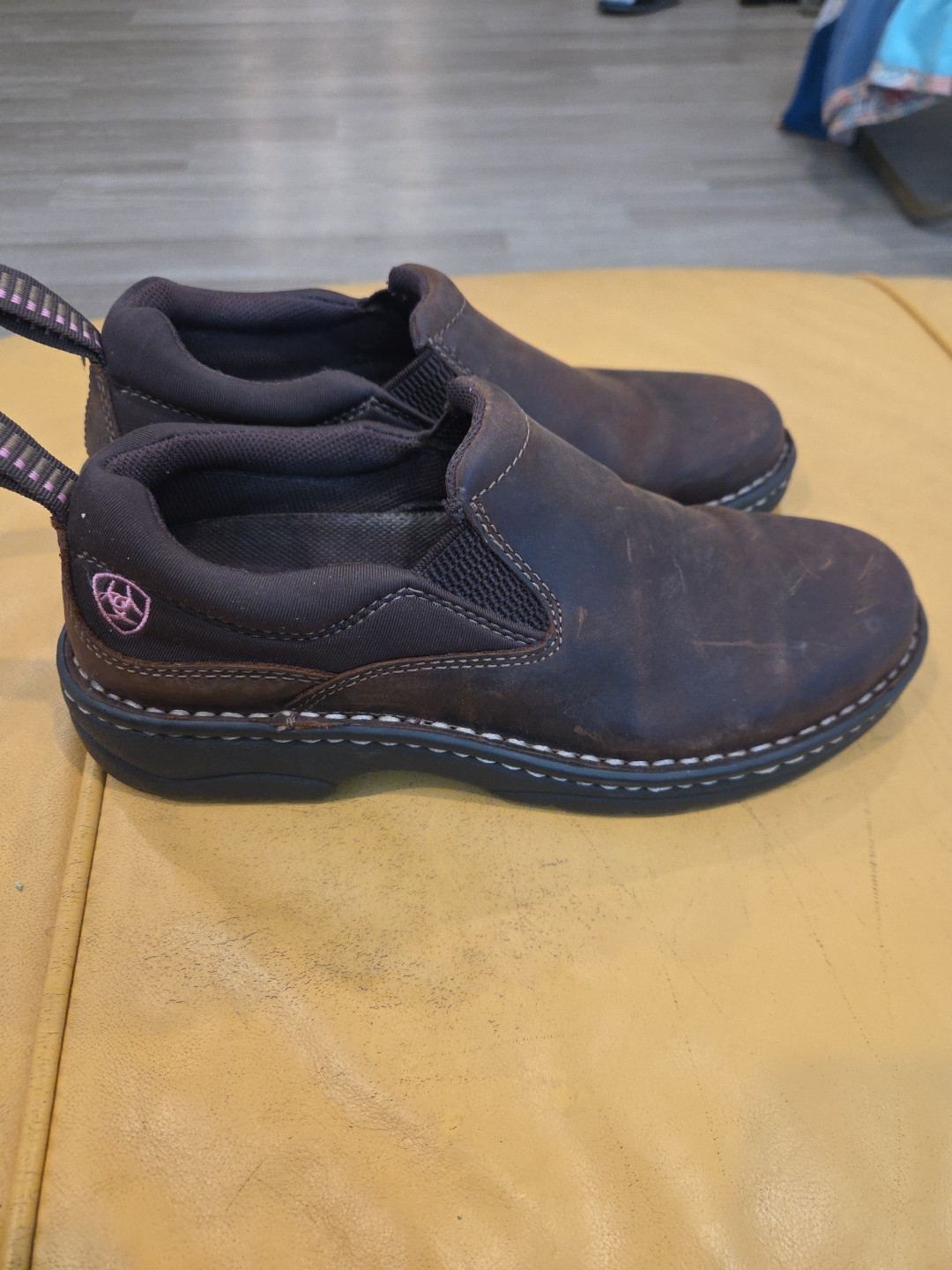 Semi new Ariat Traverse foodwear WOMAN SZ 6 B IN Brown 10020171