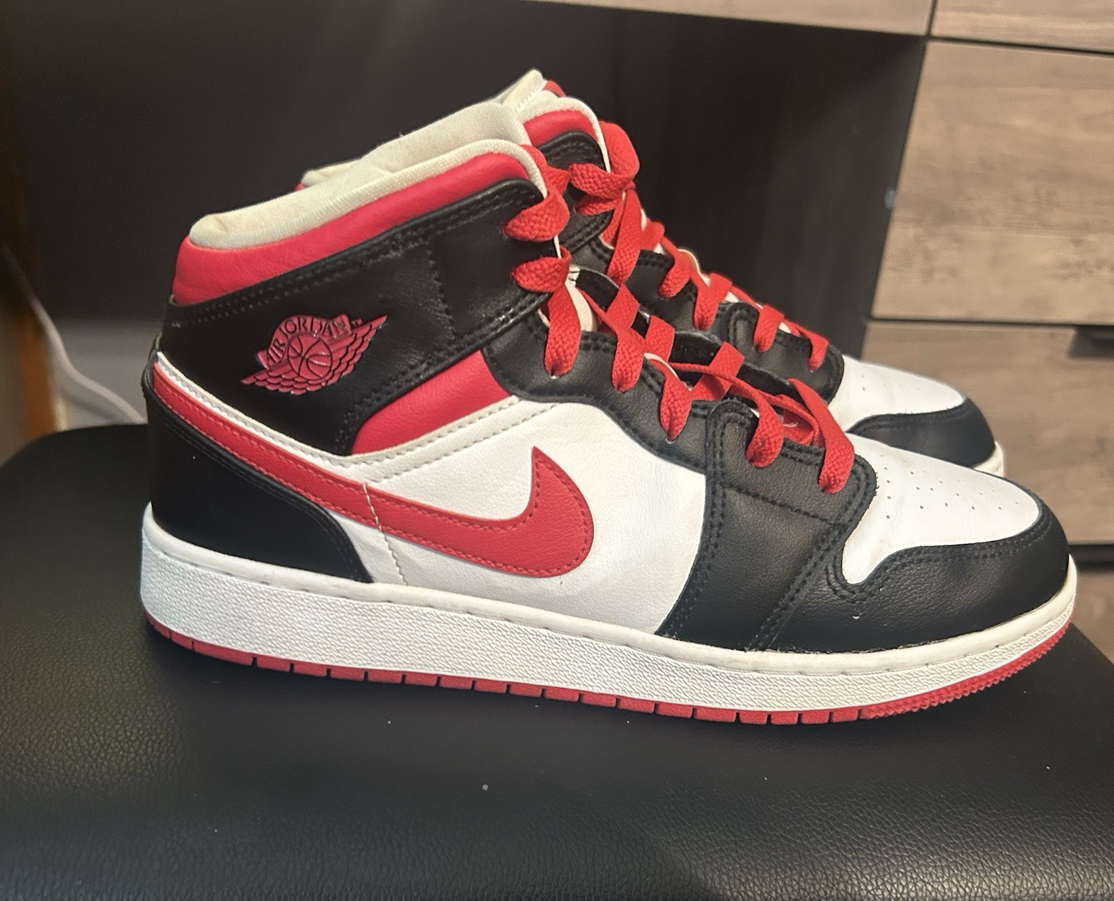 Nike Air Jordan 1 Mid Gym Red Black Toe Very Berry 554725-016 GS 7Y 8.5 W
