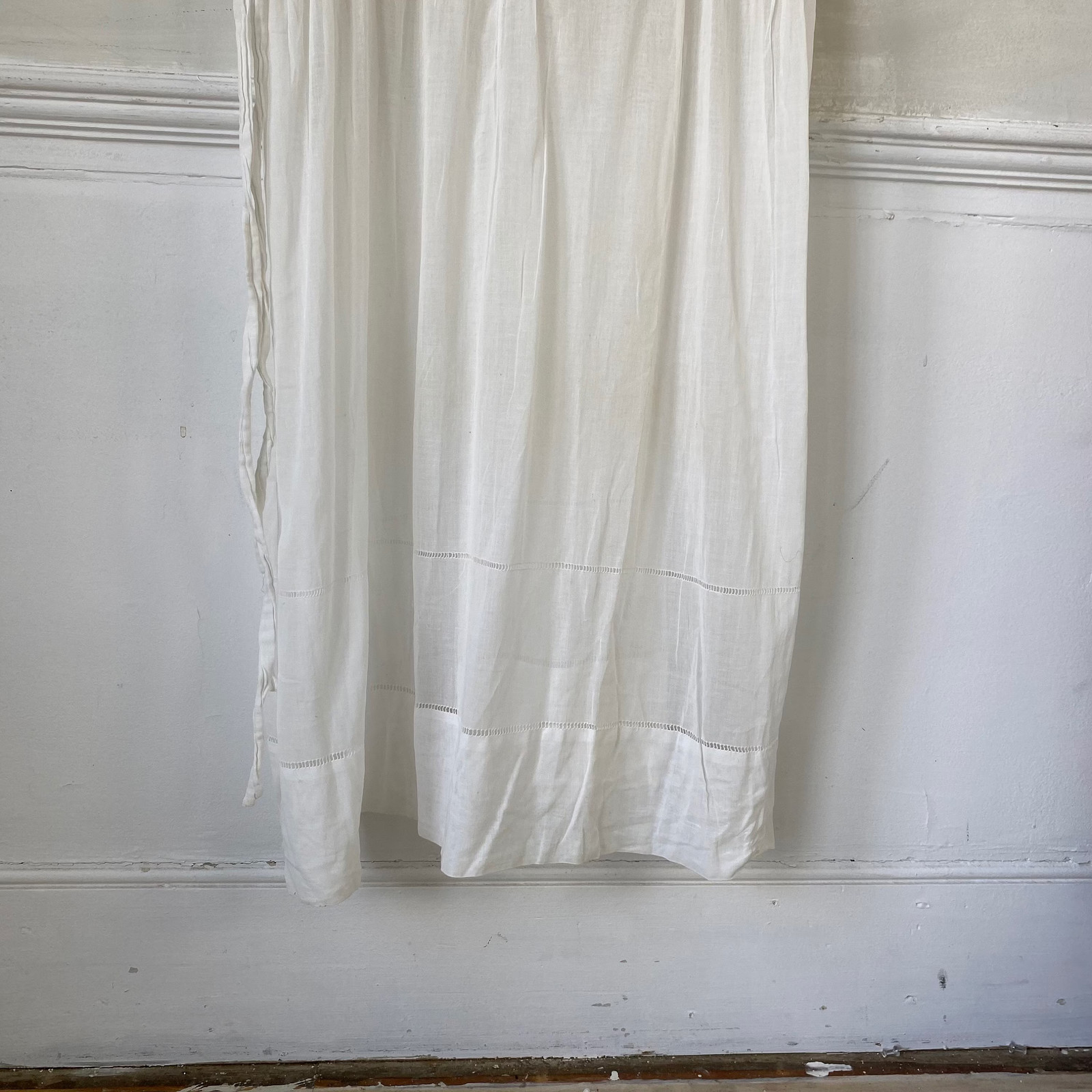 White Muslin Weight Dress Cotton Dress Drop Waist 1910s 1920s French Workwear L