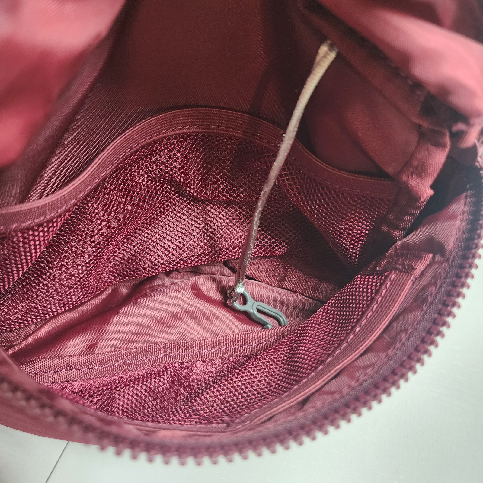 C.C Everyday Solid Color Zipper Cross Body Belt Bag Fanny Pack Burgundy EUC
