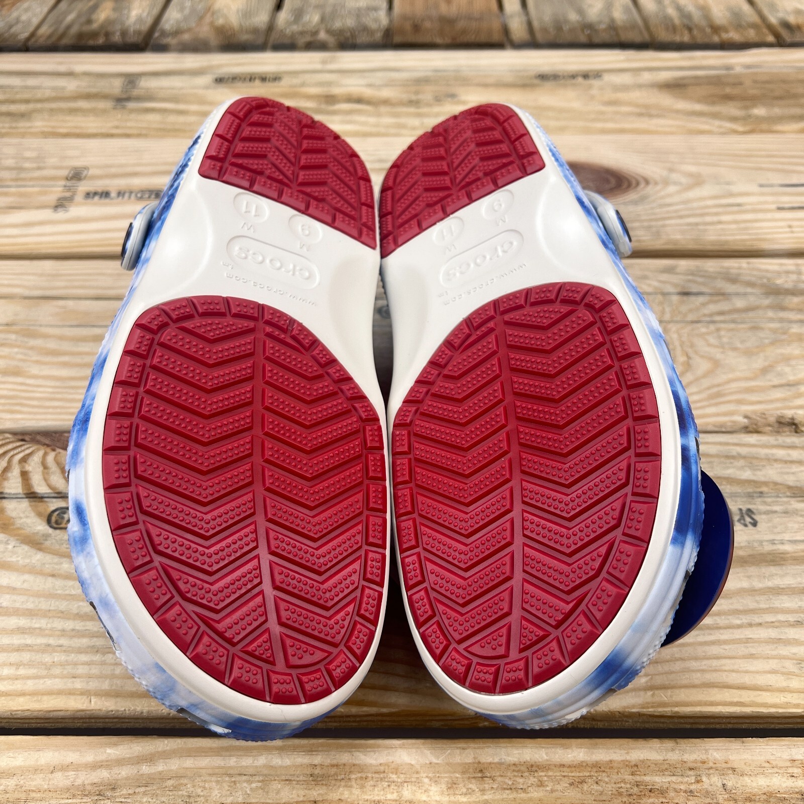 Levi’s x Crocs Unisex-Adult Classic Tie Dye Men’s & Women’s Exclusive Jibbitz