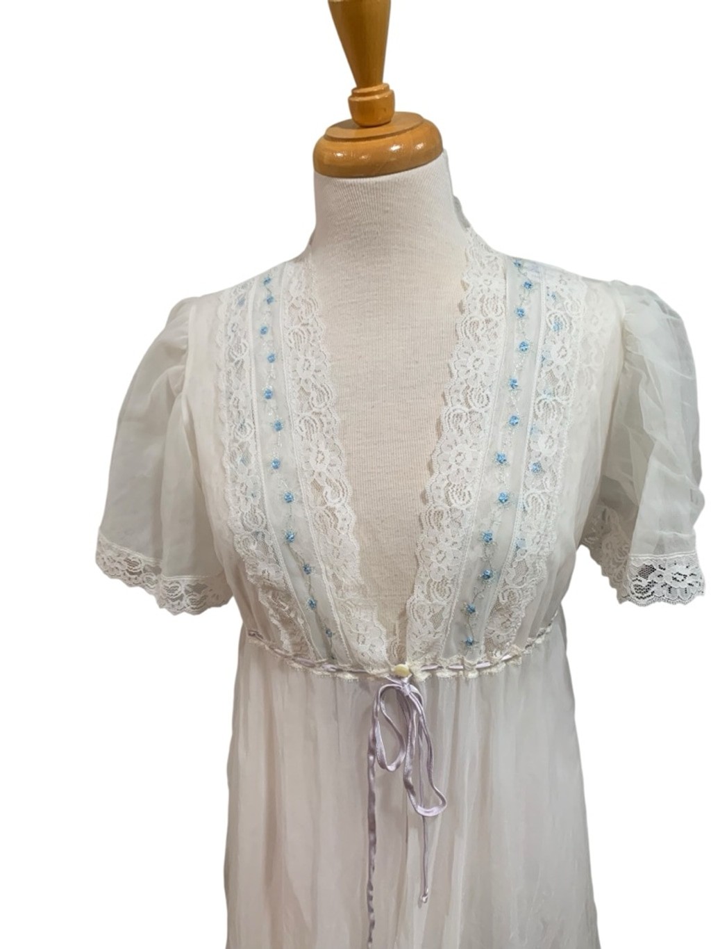 Vntg 70’s Dreamaway White Robe and nightgown with Blue Embroidery, Size S