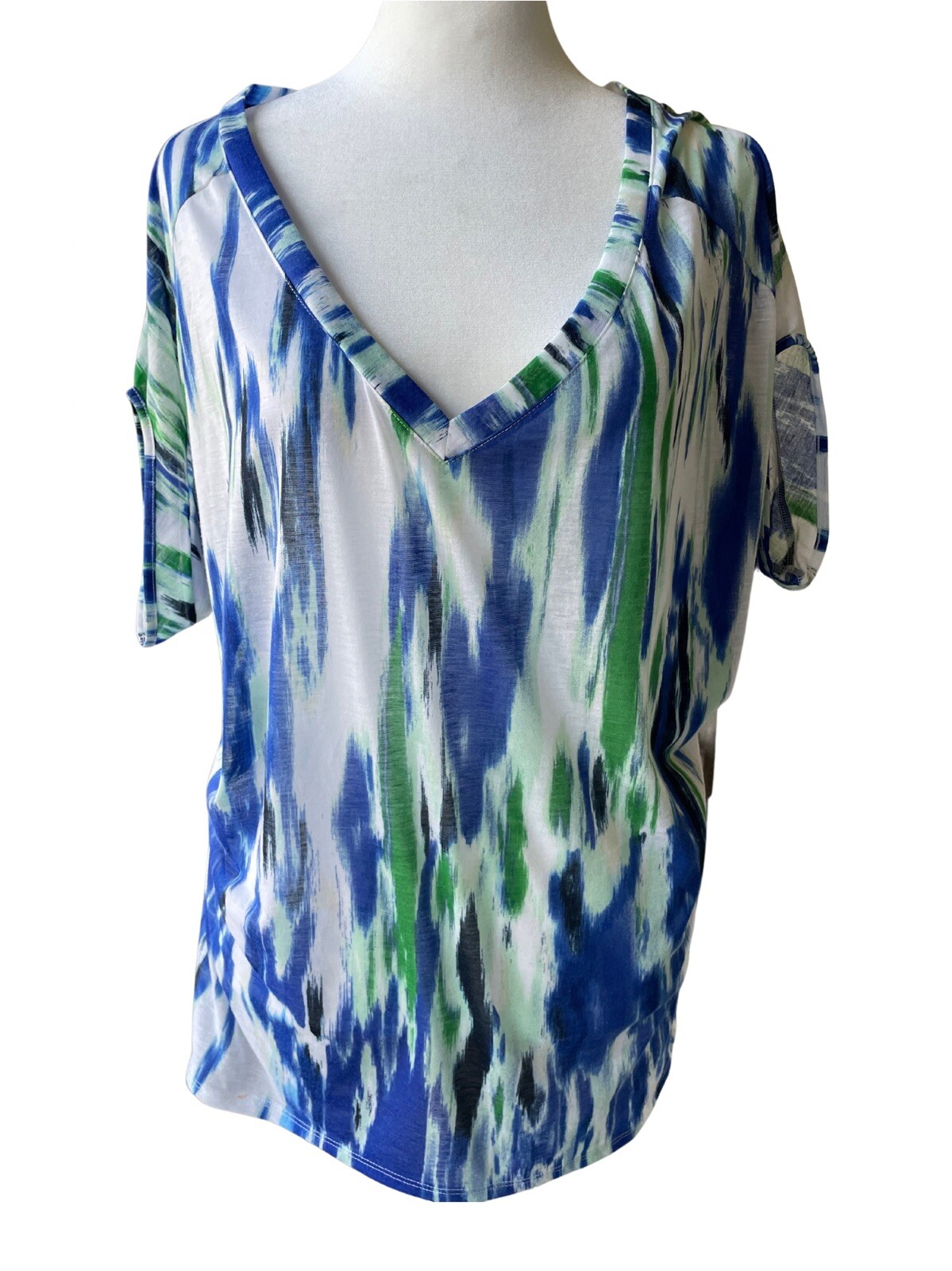 Women’s Size Medium Blue & White Abstract Design Lightweight V Neck Top