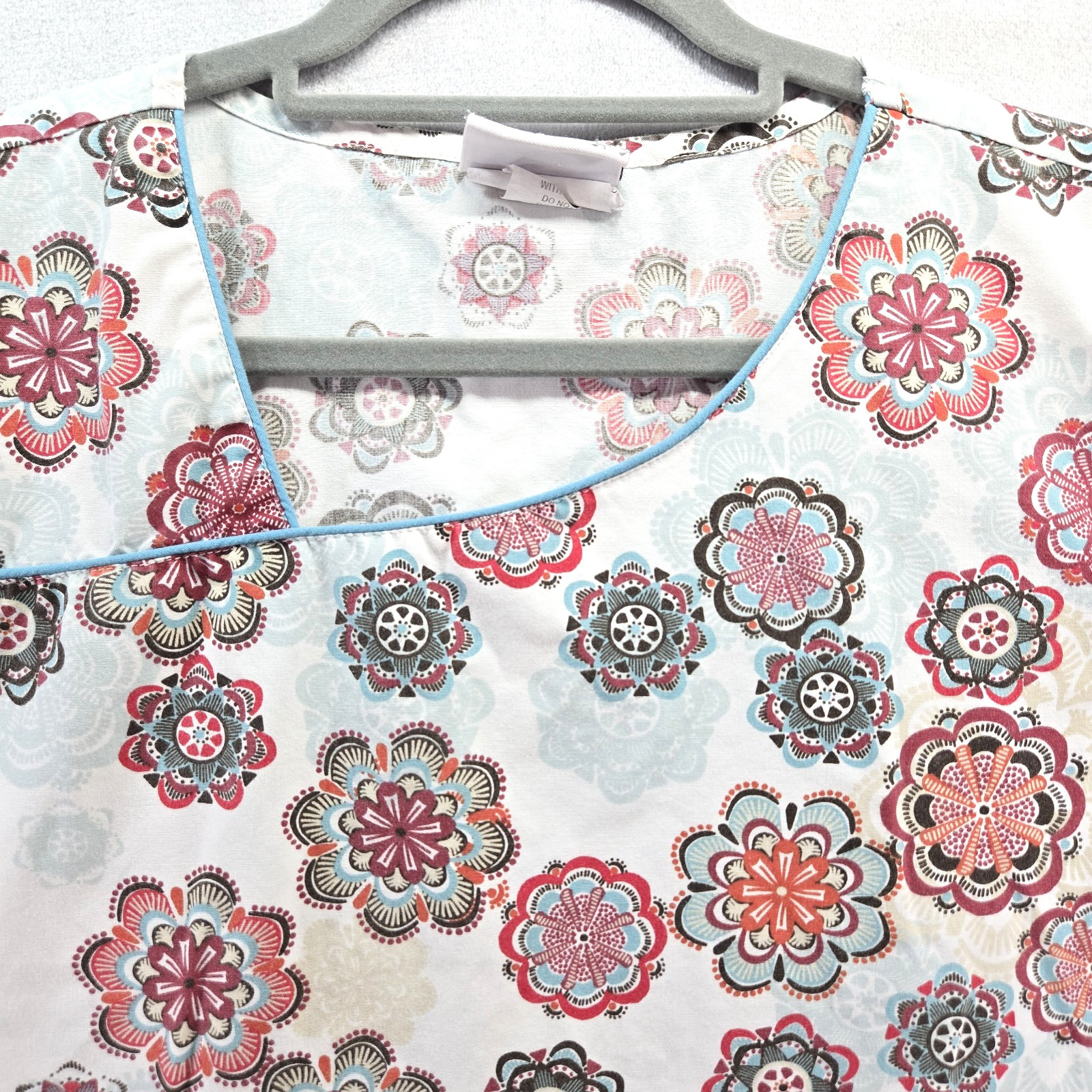 UA SCRUBS Fitted Scrub Top Women’s XL White Pink Red Gray Floral Blue Trim