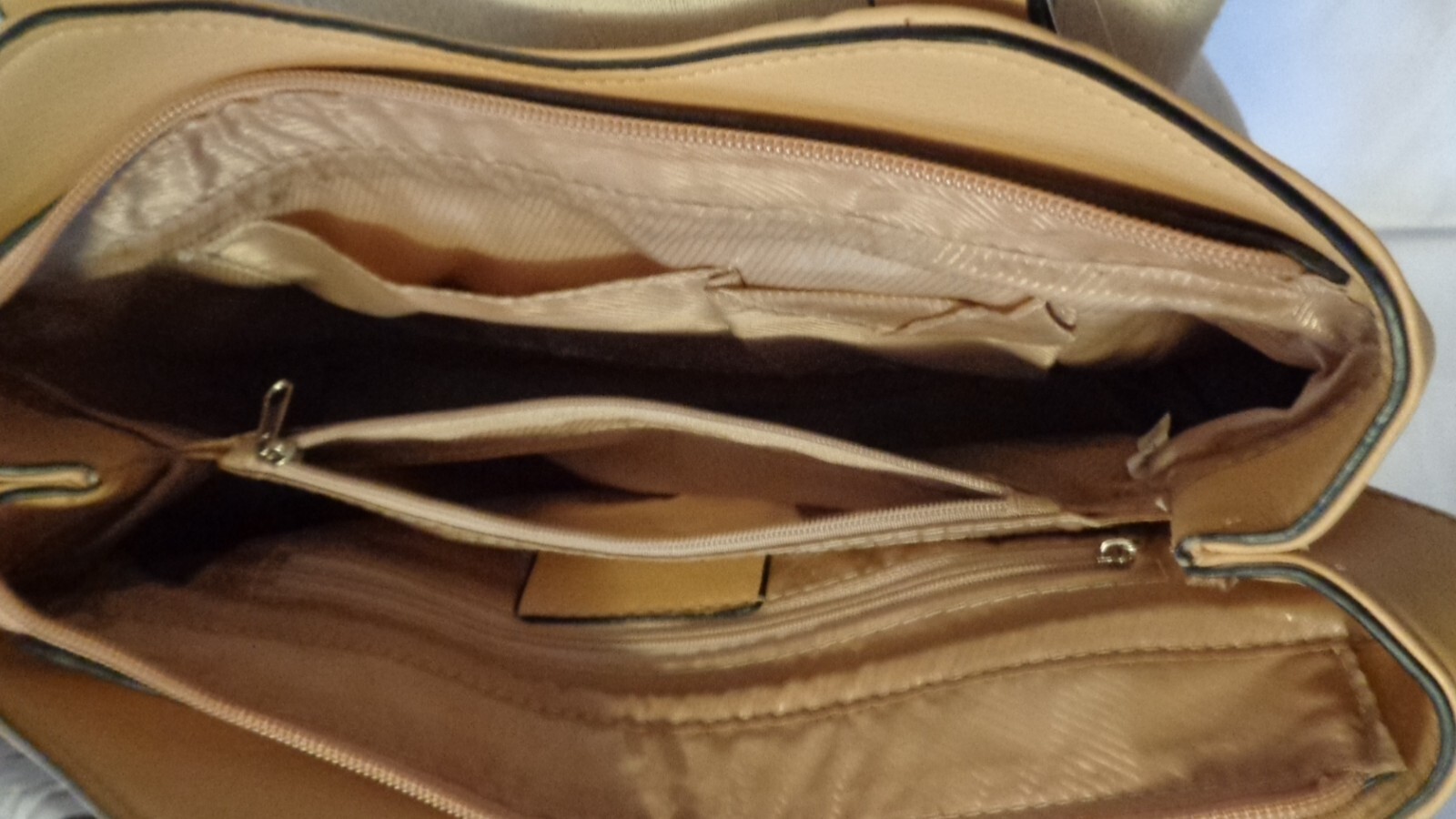 TAN MUSTARD YELLOW HANDBAG PURSE UNBRANDED TOTE MULTI POCKET DOUBLE HANDLE ZIPS