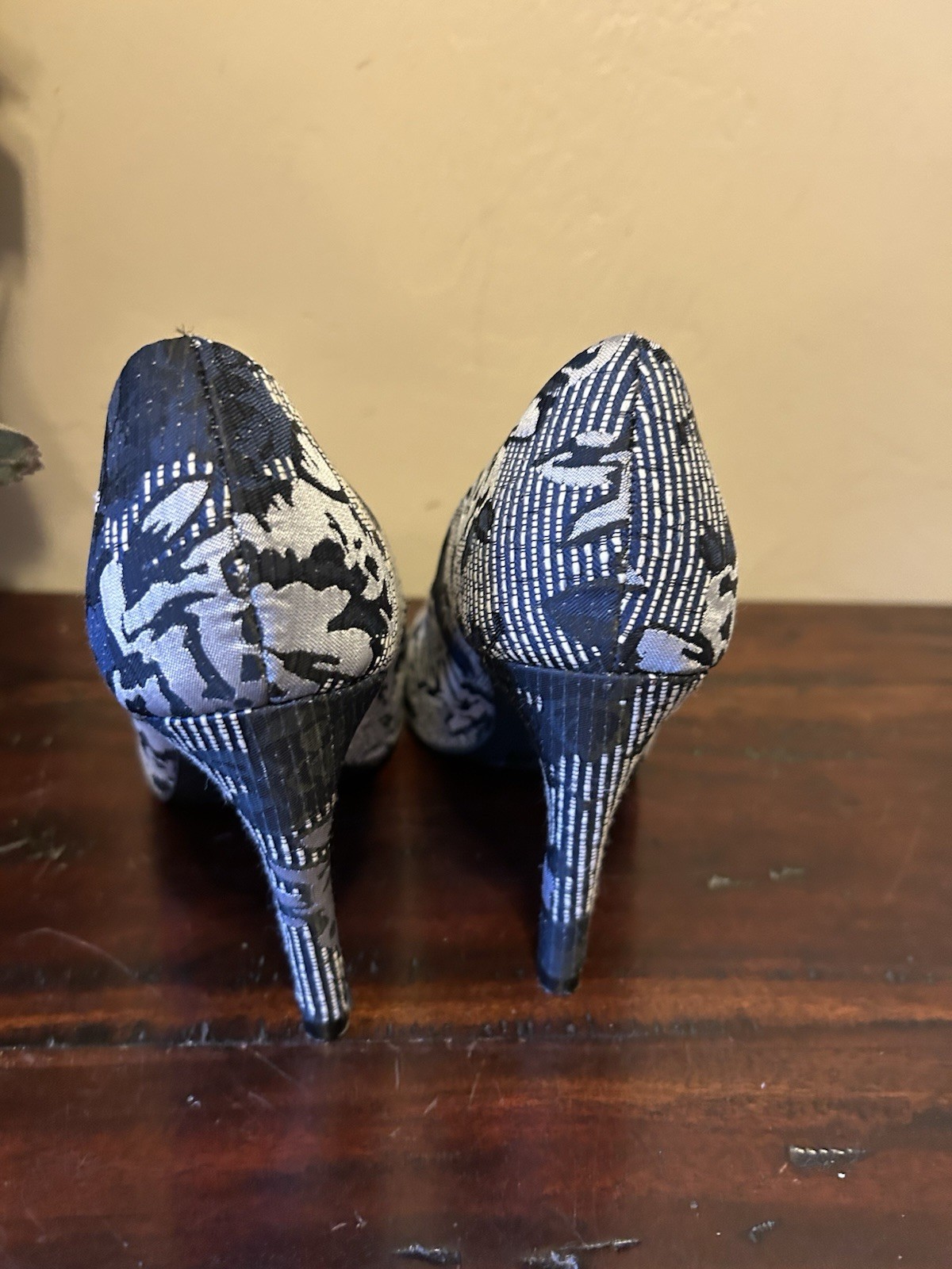New Kelly & Katie “Larrissa” 4″ heels Shoes~Navy & Silver~Size 7.5M