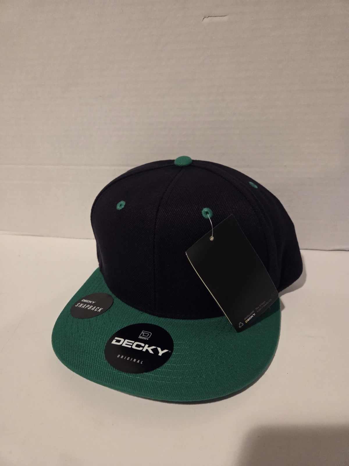Decky 351 – Blank 2-Tone Snapback Hat, 6 Panel Flat Bill Polyester Black & Green